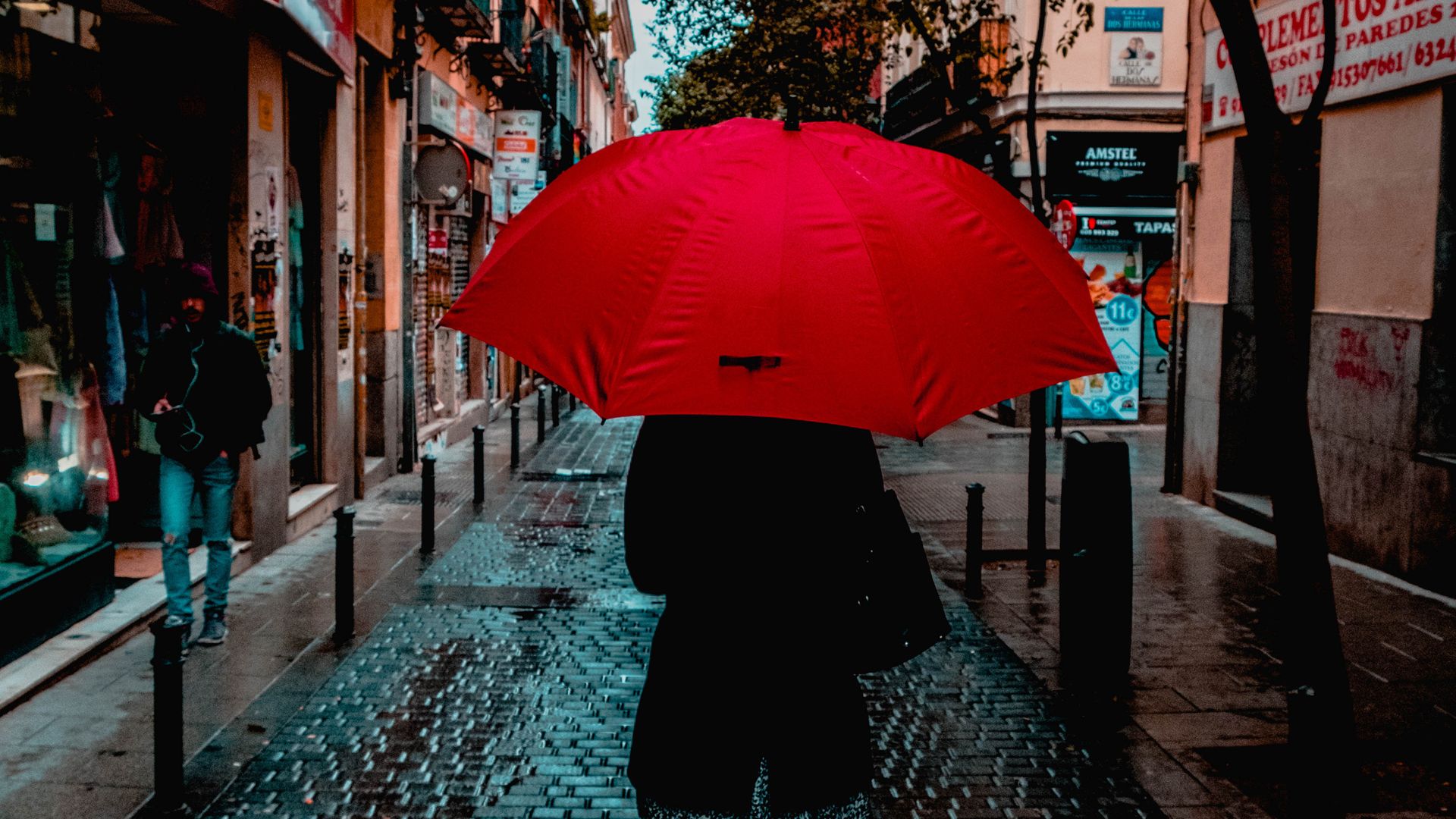 Girl Holding Red Umbrella In Rain - Rain Girl Holding Umbrella - HD Wallpaper 
