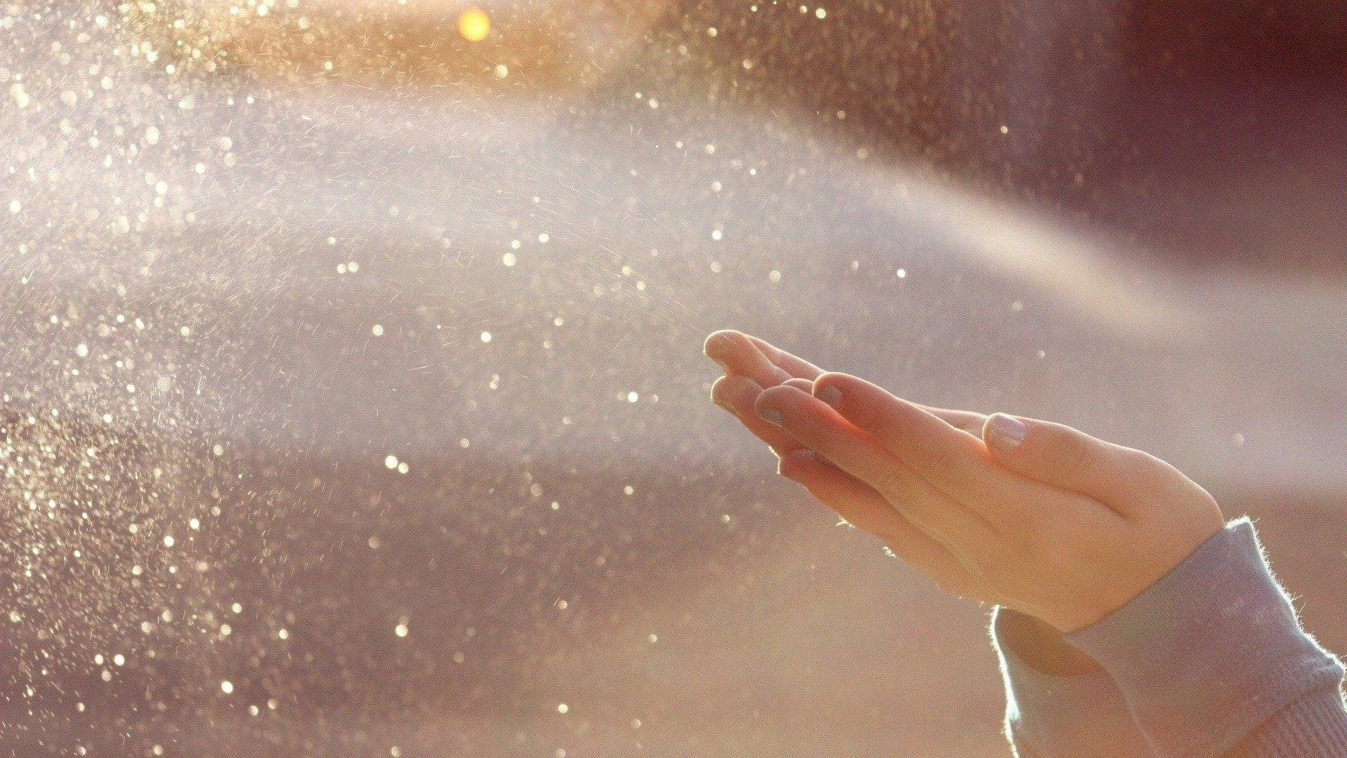 Winter Rain Wet Water Shower Adult Woman Blur Storm - Rain Winter Wallpaper Girl - HD Wallpaper 