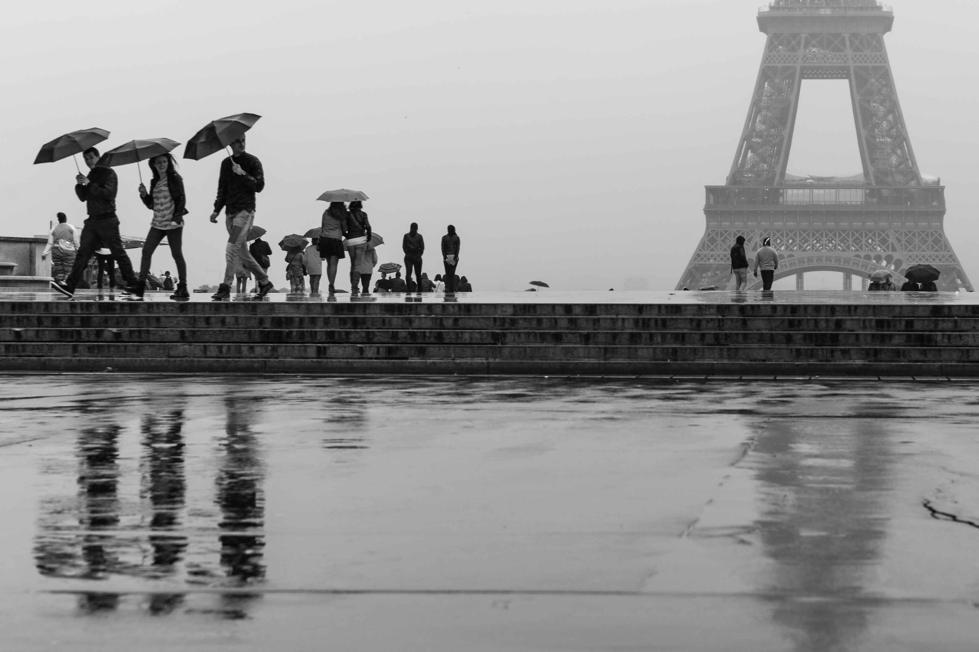 The Rain At The Eiffel Tower, Screen - Eiffel Tower - HD Wallpaper 