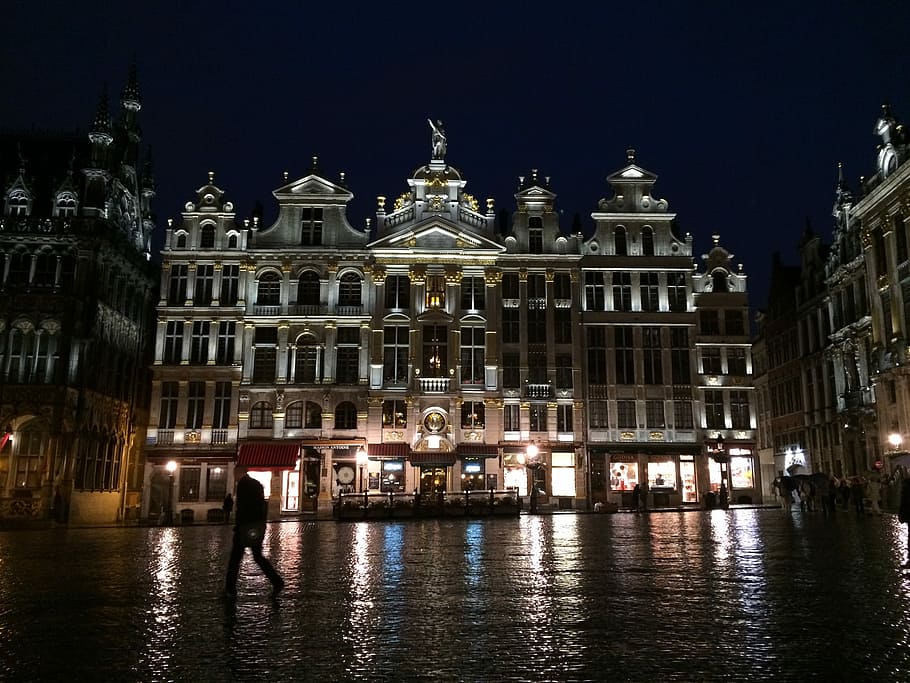 Buxelas, Grand-place, Rainy Night, Building Exterior, - HD Wallpaper 