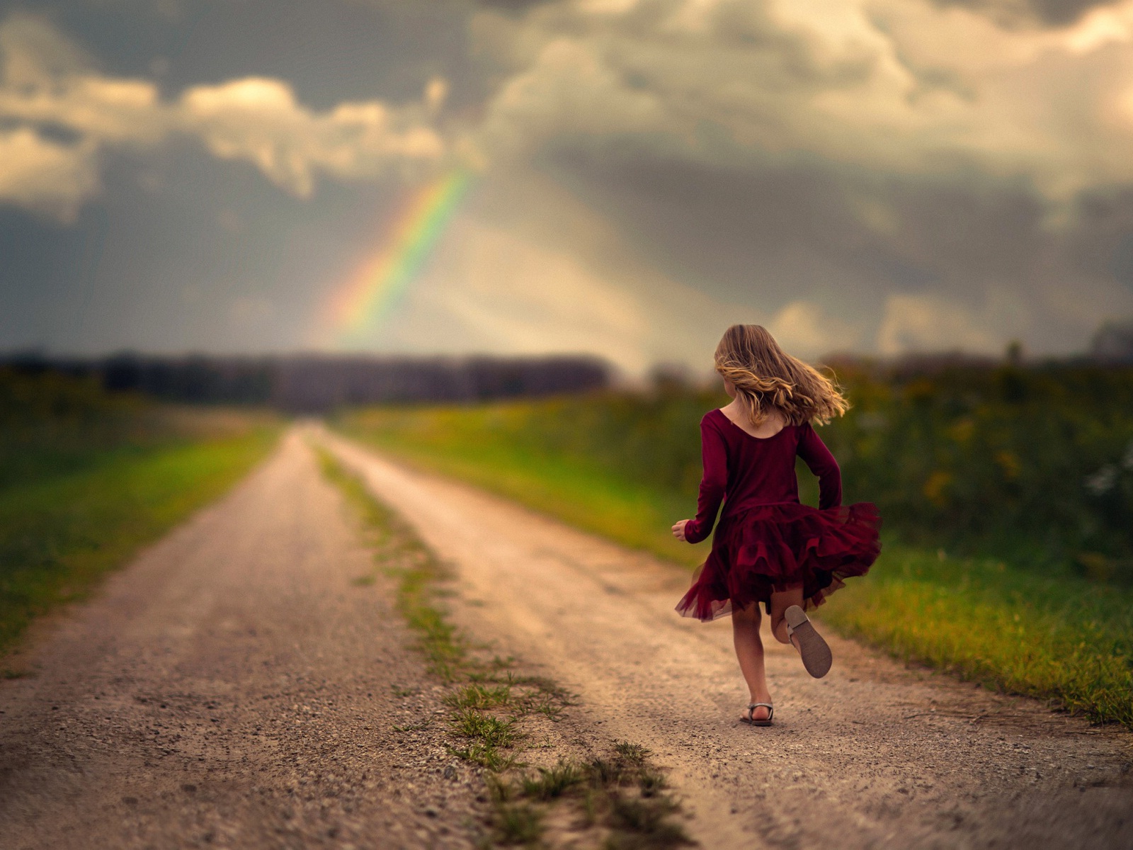 Girl Running To Rainbow - HD Wallpaper 