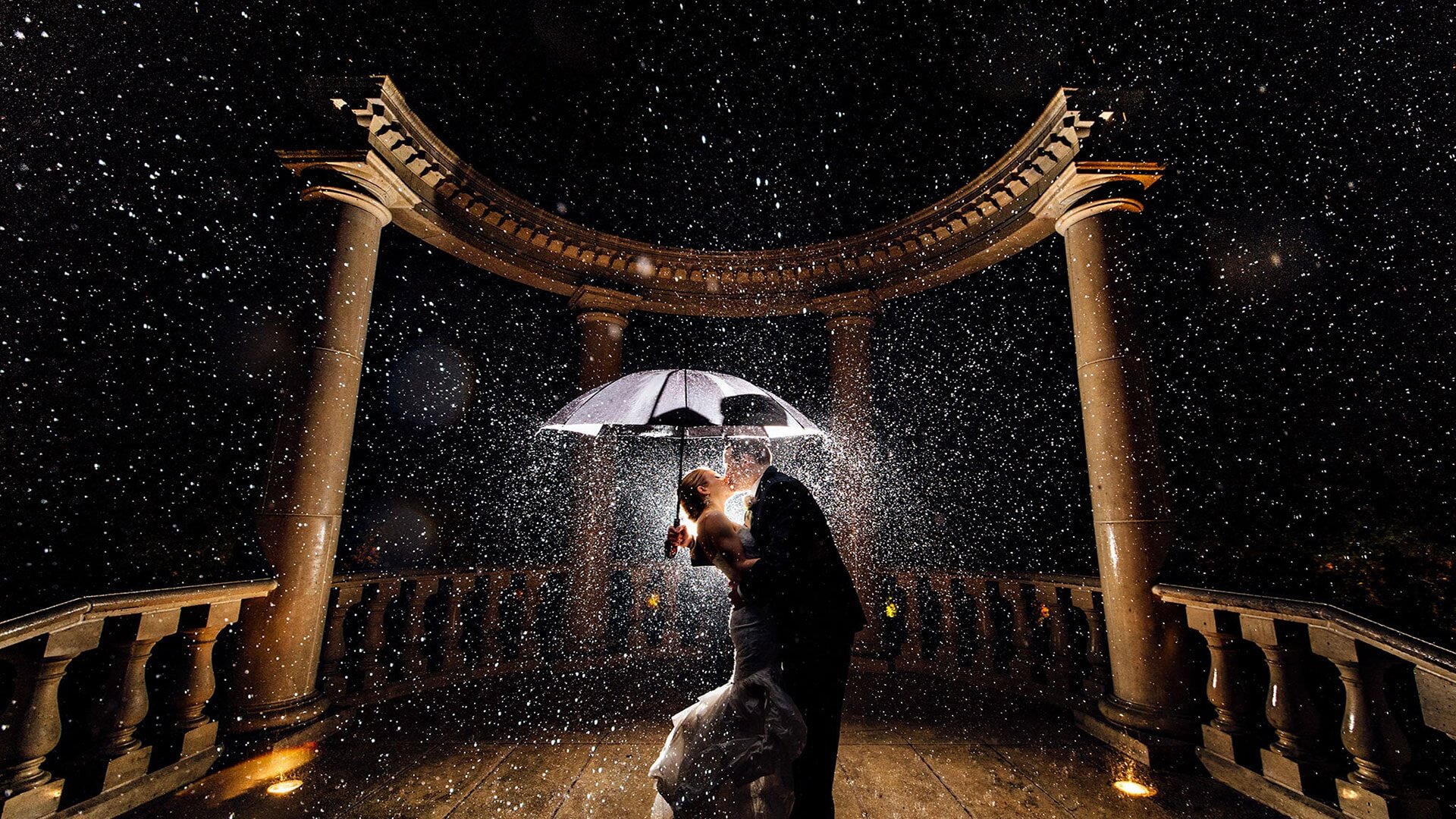 Kiss In Rain Under Umbrella - Conceptual Wedding Photography - HD Wallpaper 