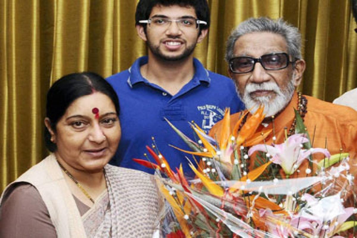 Sushma Swaraj With Bal Thackeray - HD Wallpaper 