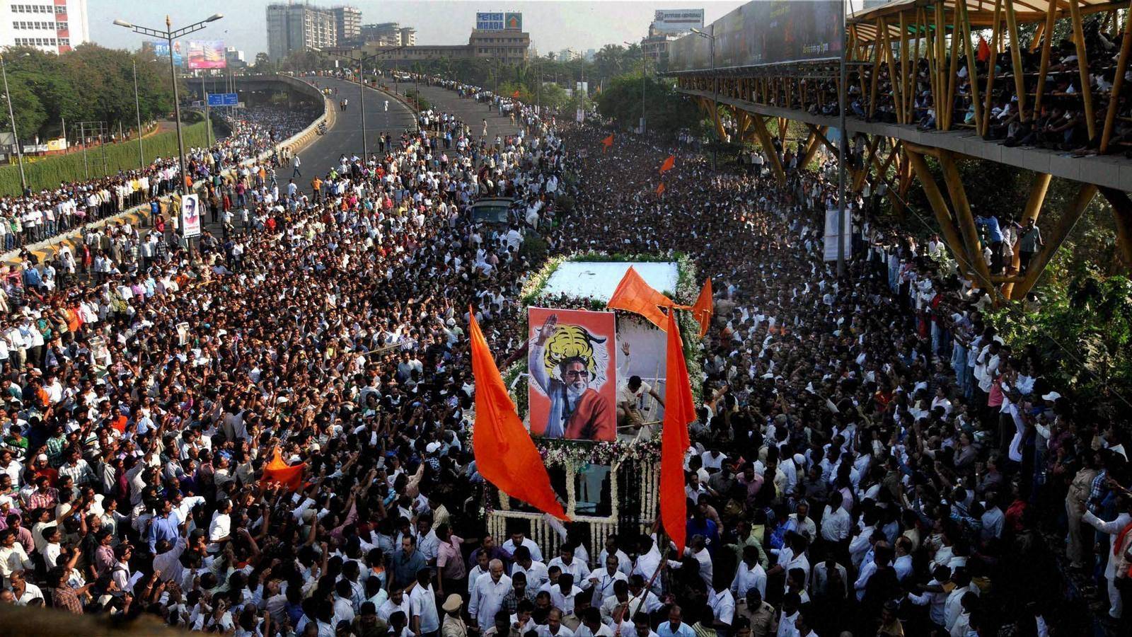 Lakhs Gathered To Pay Their Last Respects To Departed - Bala Saheb Thackeray Death - HD Wallpaper 