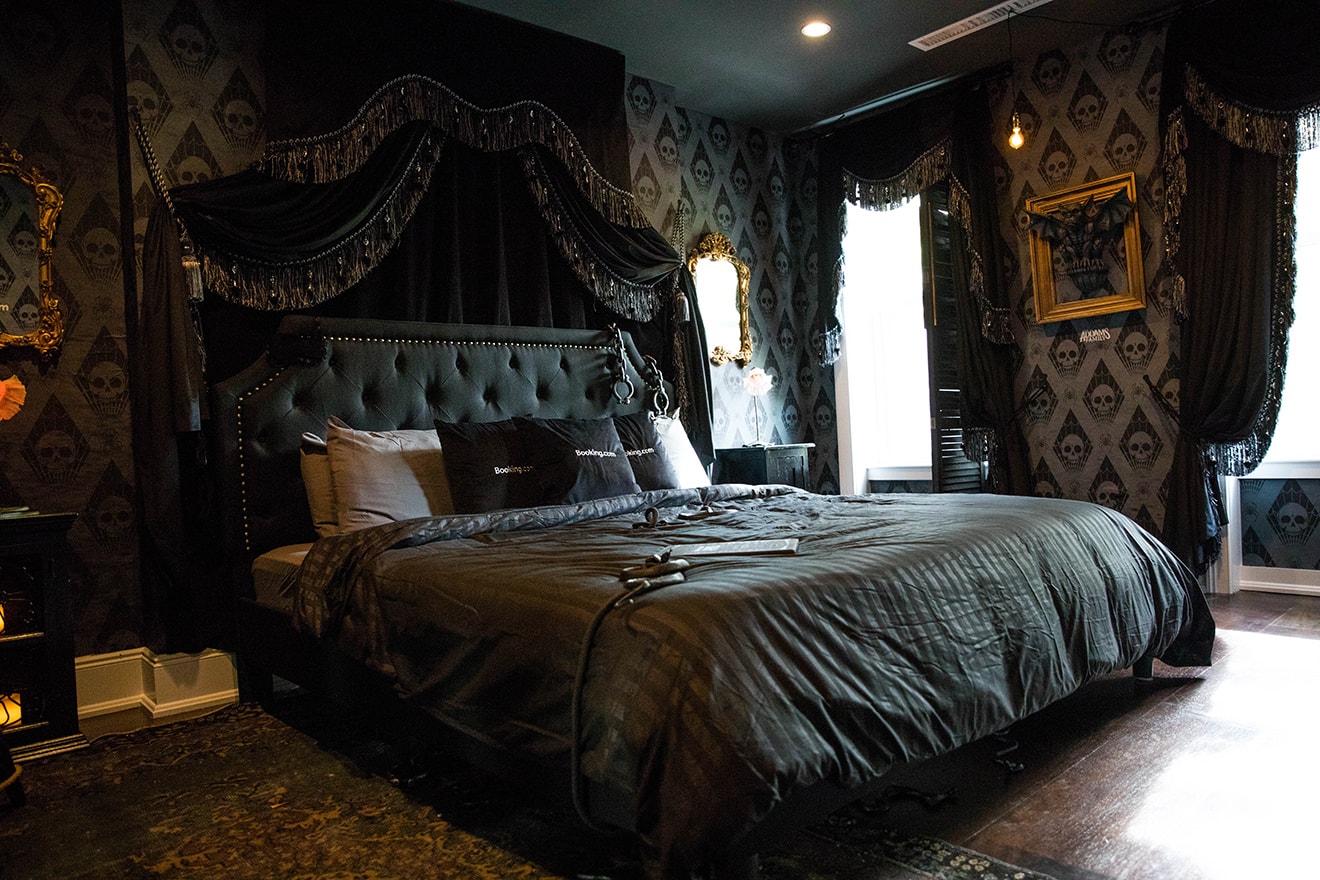 Black Bedroom With Skull Wallpaper And Fake Snakes - Addams Family Mansion - HD Wallpaper 