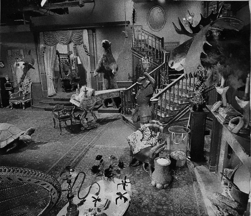 Pink Addams Familys Living Room - Adams Family In Color - HD Wallpaper 