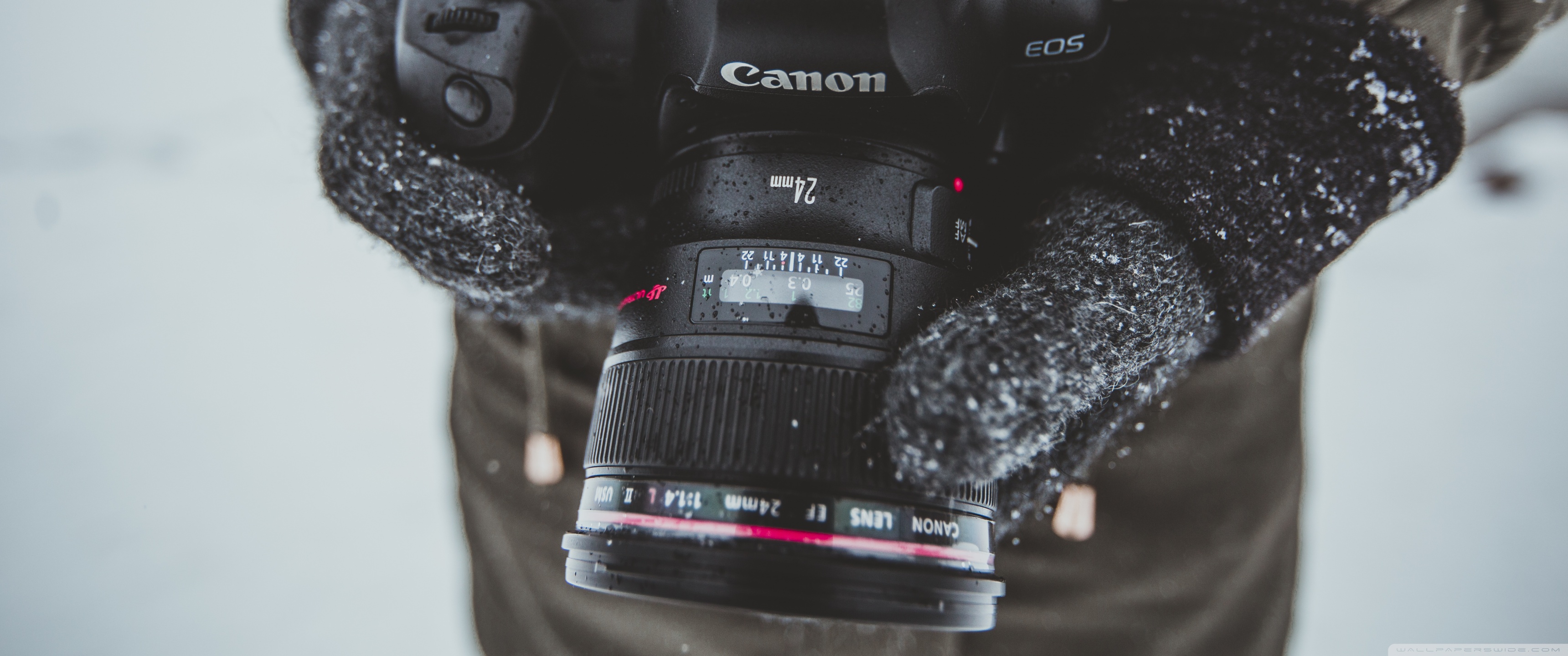 Canon 5d In Hand - HD Wallpaper 