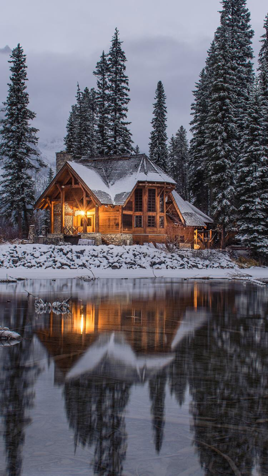 Cabin On A Frozen Lake - HD Wallpaper 