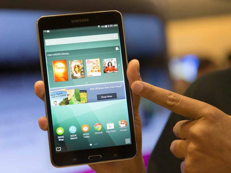 A Brand Ambassador Handles A New Samsung Galaxy Tab - Tablet Computer - HD Wallpaper 
