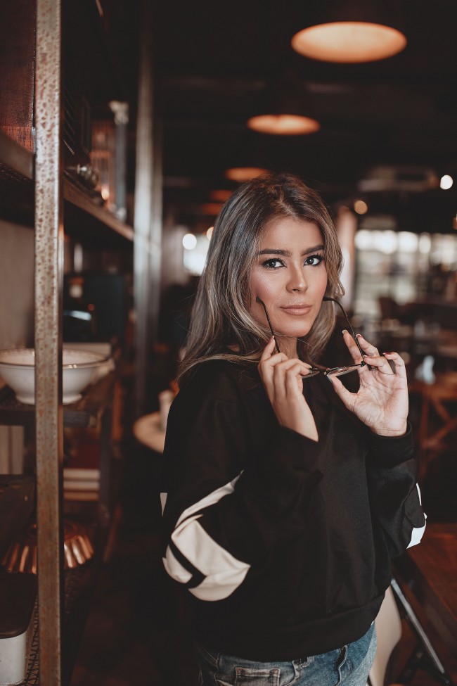 Woman, Coffee Shop, Smirk - Girl - HD Wallpaper 