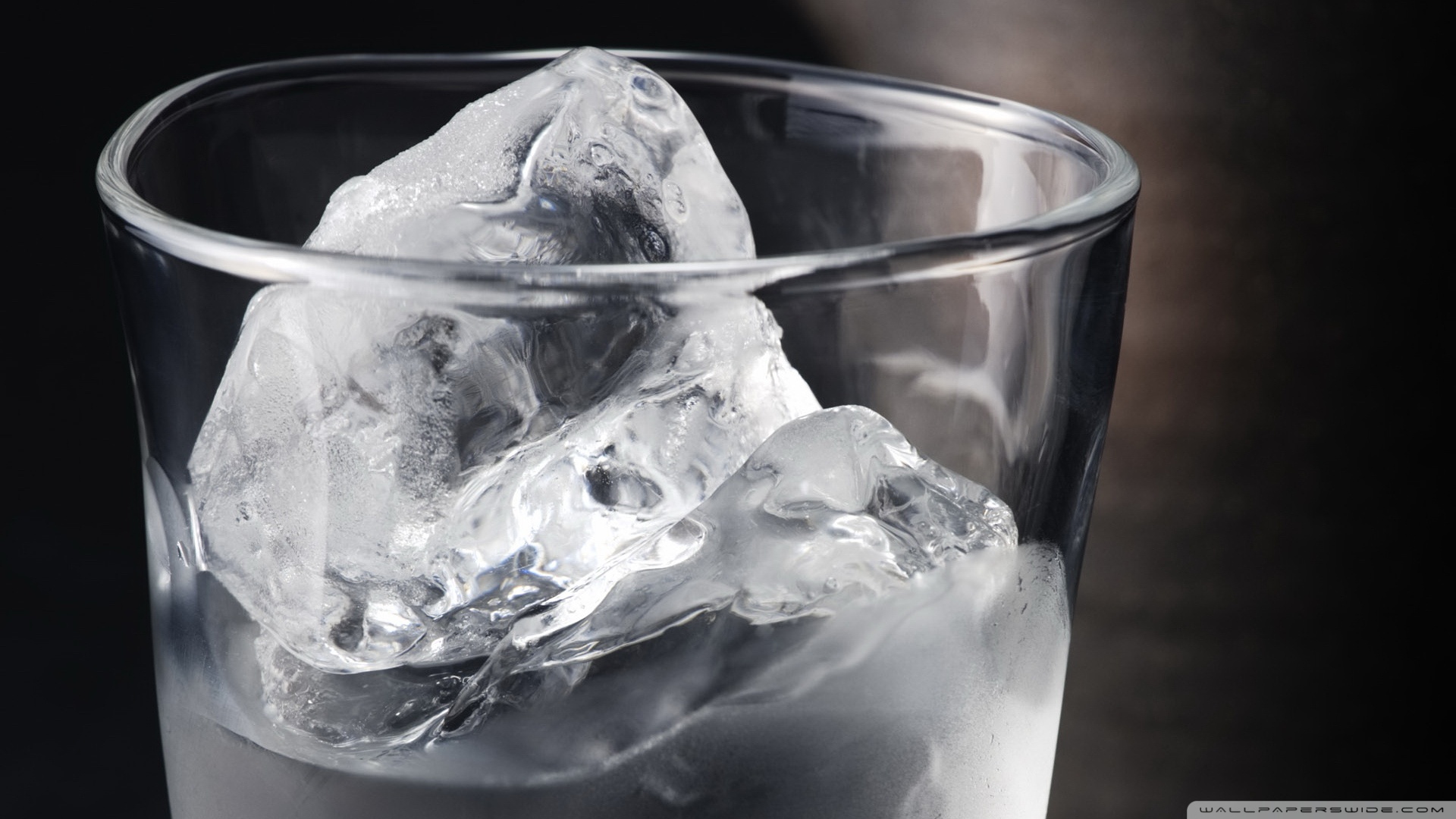 Glass Water Wallpaper - HD Wallpaper 