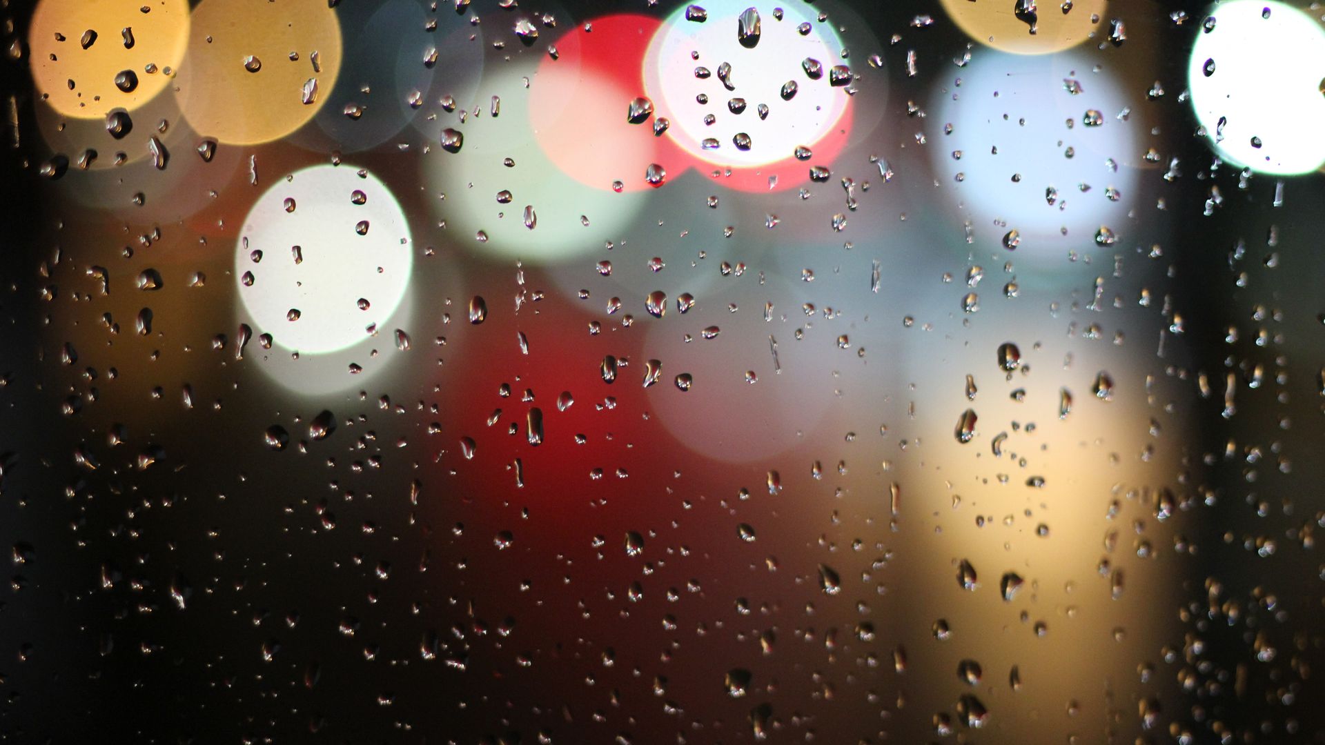 Bokeh Photo Lights Water Drops On Glass - Rainy New Year's Eve - HD Wallpaper 