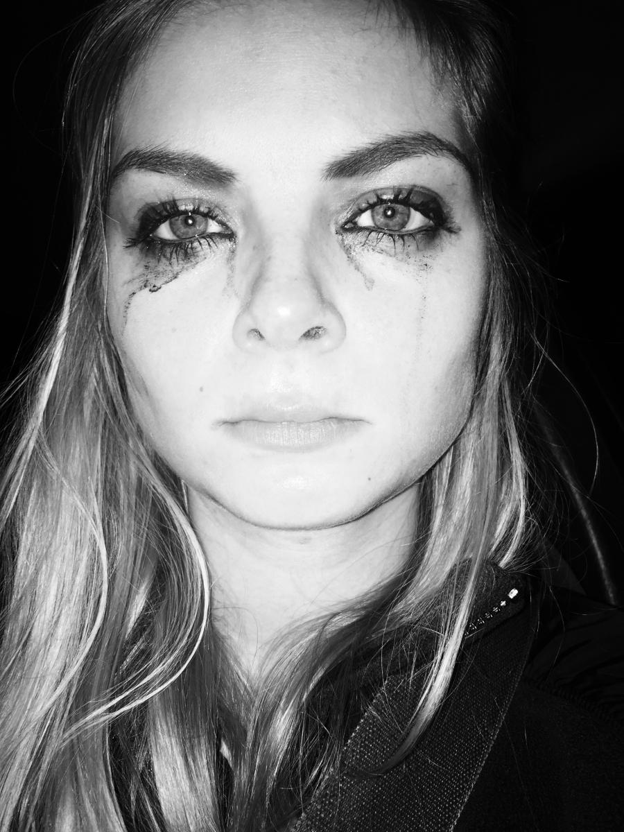 Heartbroken Girl Crying - HD Wallpaper 