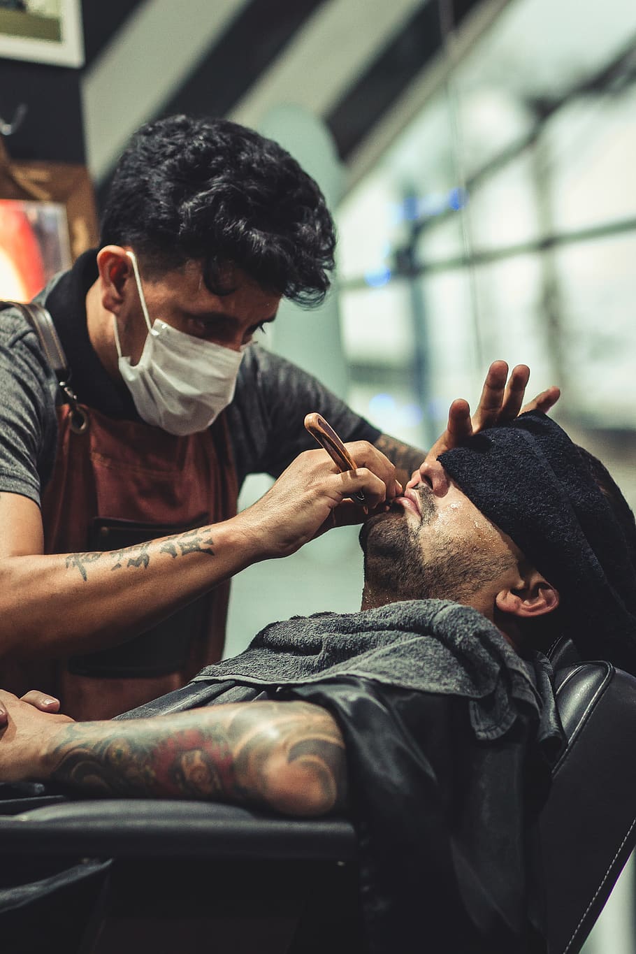 Man Shaving Man S Beard Using Straight Razor, Barber, - Event - HD Wallpaper 