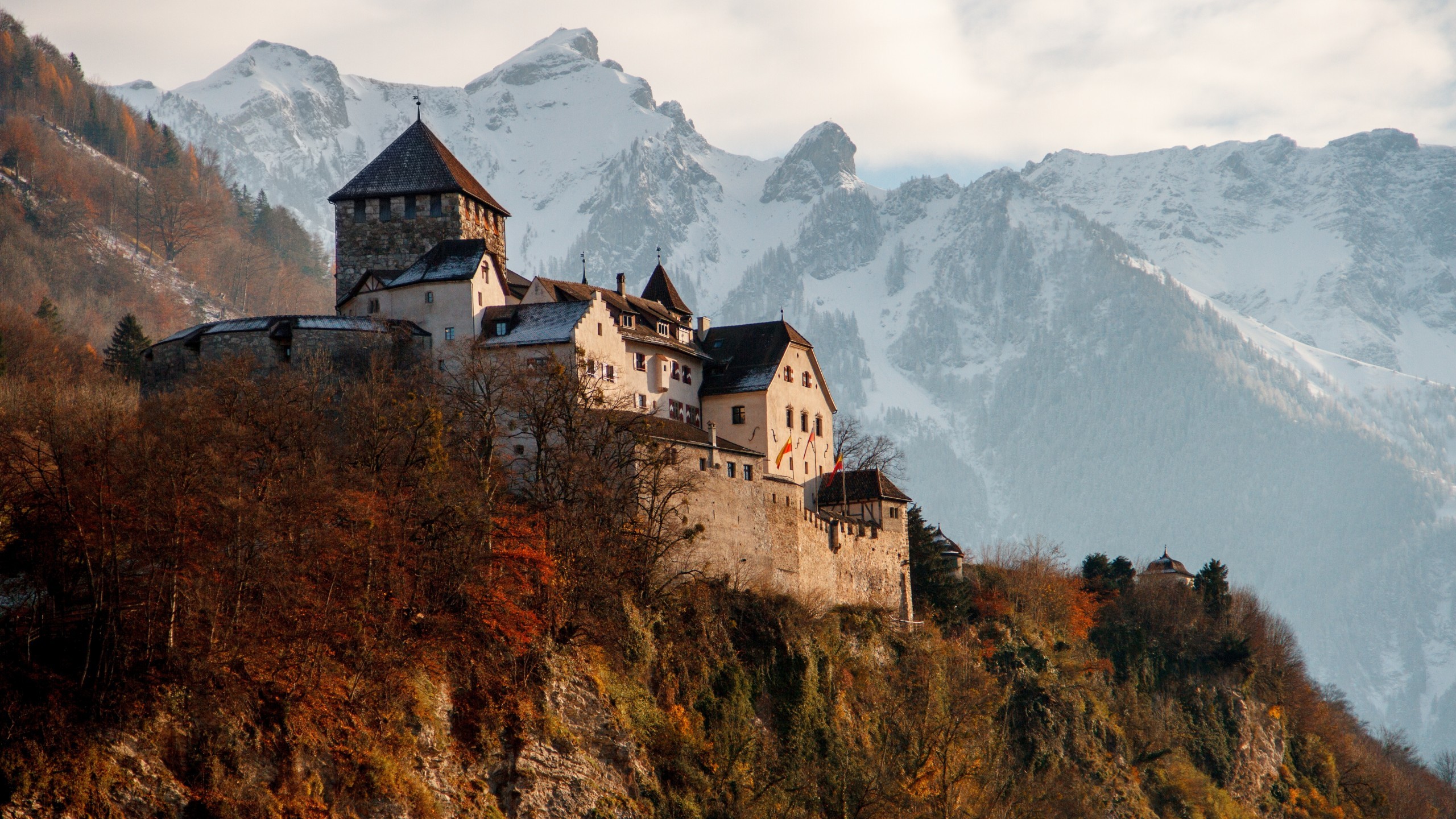 Liechtenstein Castle, Austria, Mountain - Vaduz Castle - HD Wallpaper 