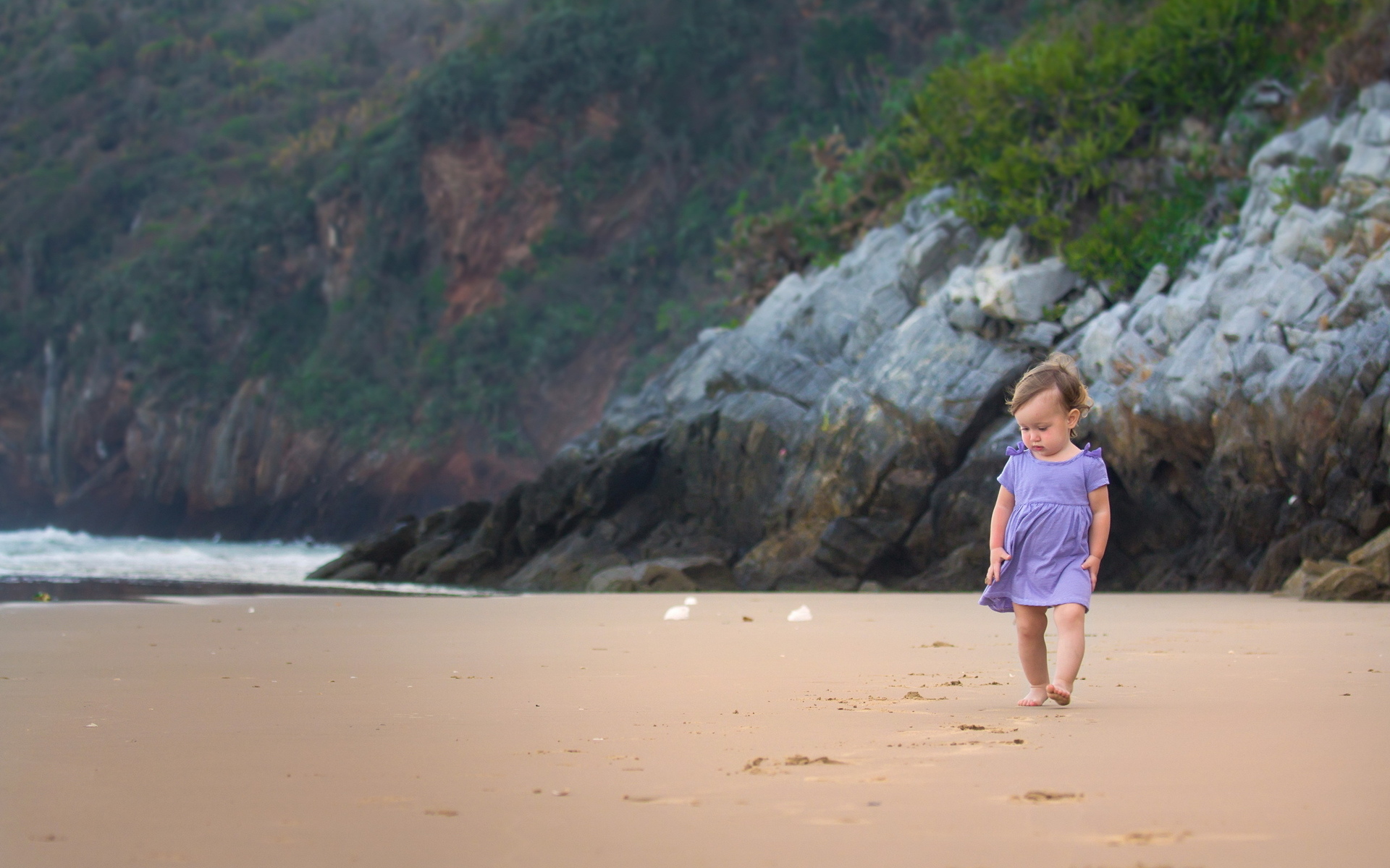 Cute Baby Walking Alone - HD Wallpaper 