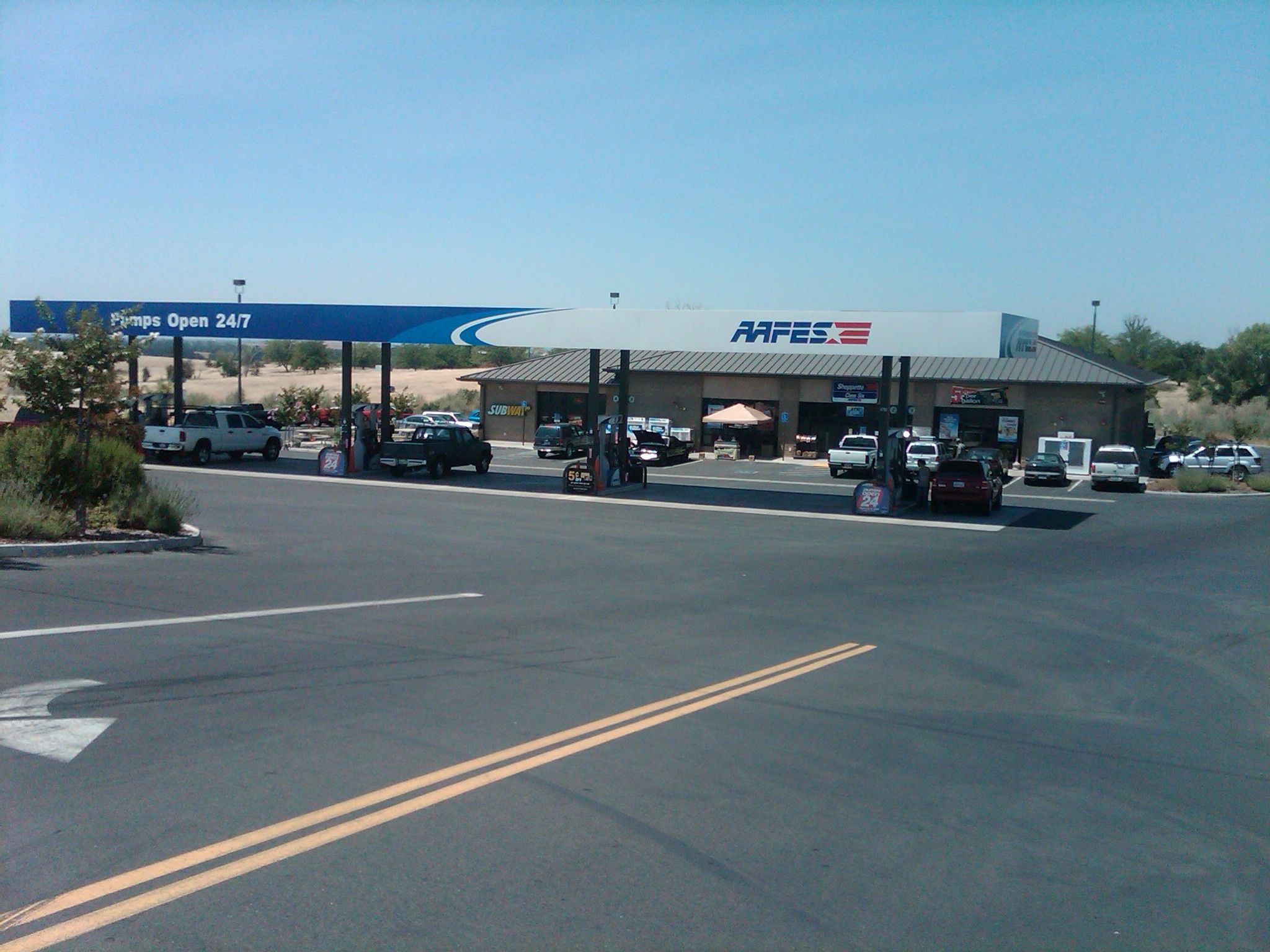 Beale Afb Aafes Mini Mart - Parking Lot - HD Wallpaper 