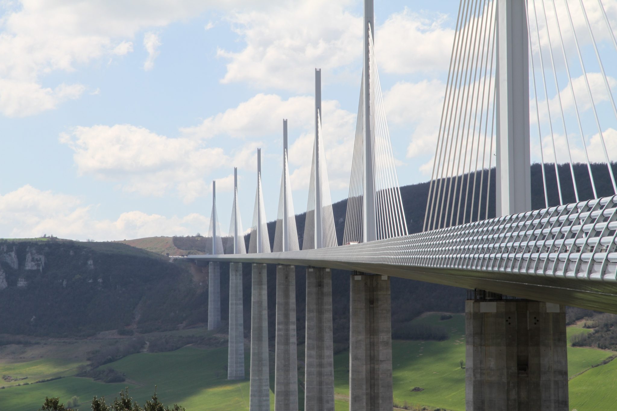 Millau Viadukten - HD Wallpaper 