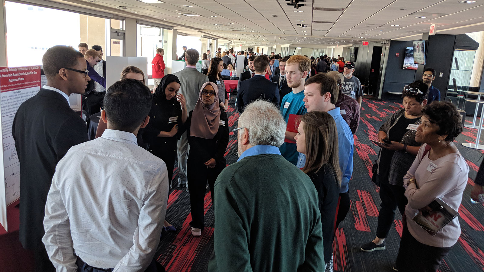 Students Deliver A Presentation At The Senior Design - Convention - HD Wallpaper 