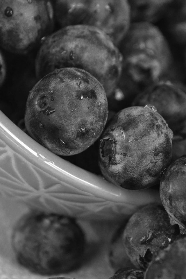 Summer Berry Grape Food Nature Dark Bw Iphone Wallpaper - HD Wallpaper 