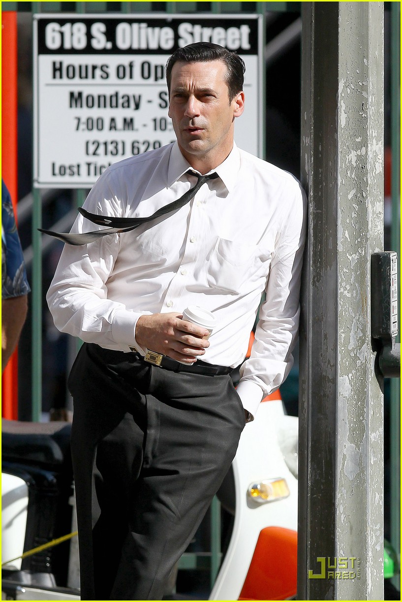 Jon Hamm Don Draper Drinks Starbucks - Don Draper Wallpaper Iphone - HD Wallpaper 