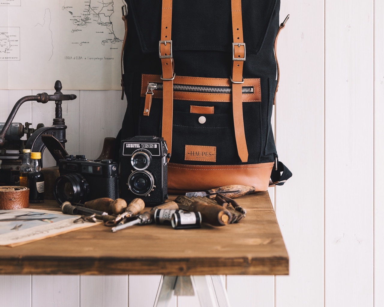 Wallpaper Backpack, Cameras, Tools, Maps, Hat - Wallpaper - HD Wallpaper 