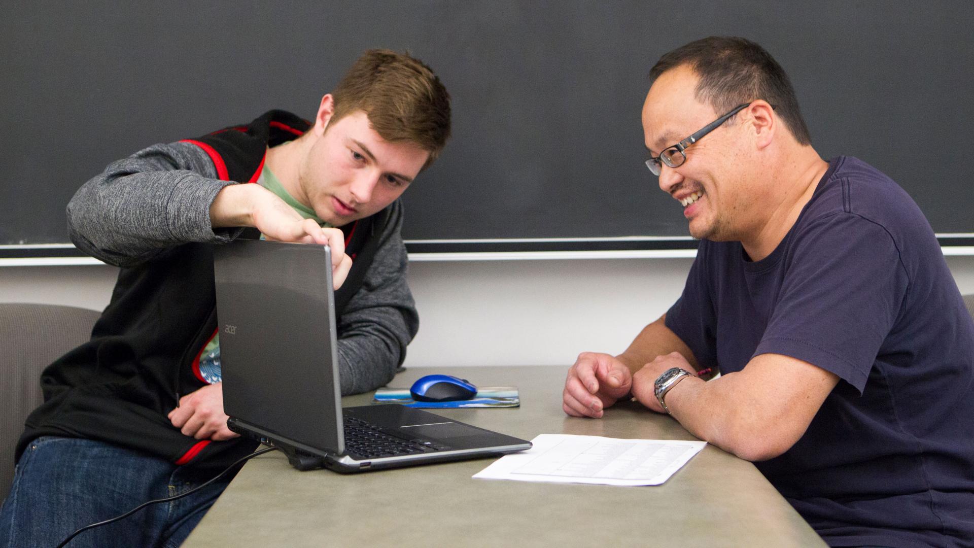 Students Cheer At The Football Game - Conversation - HD Wallpaper 