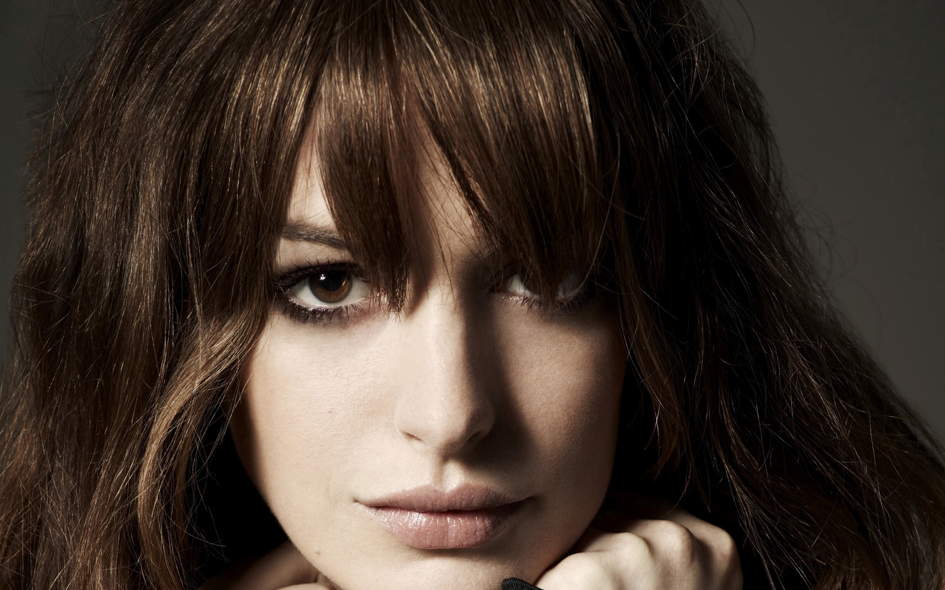 Anne Hathaway - HD Wallpaper 