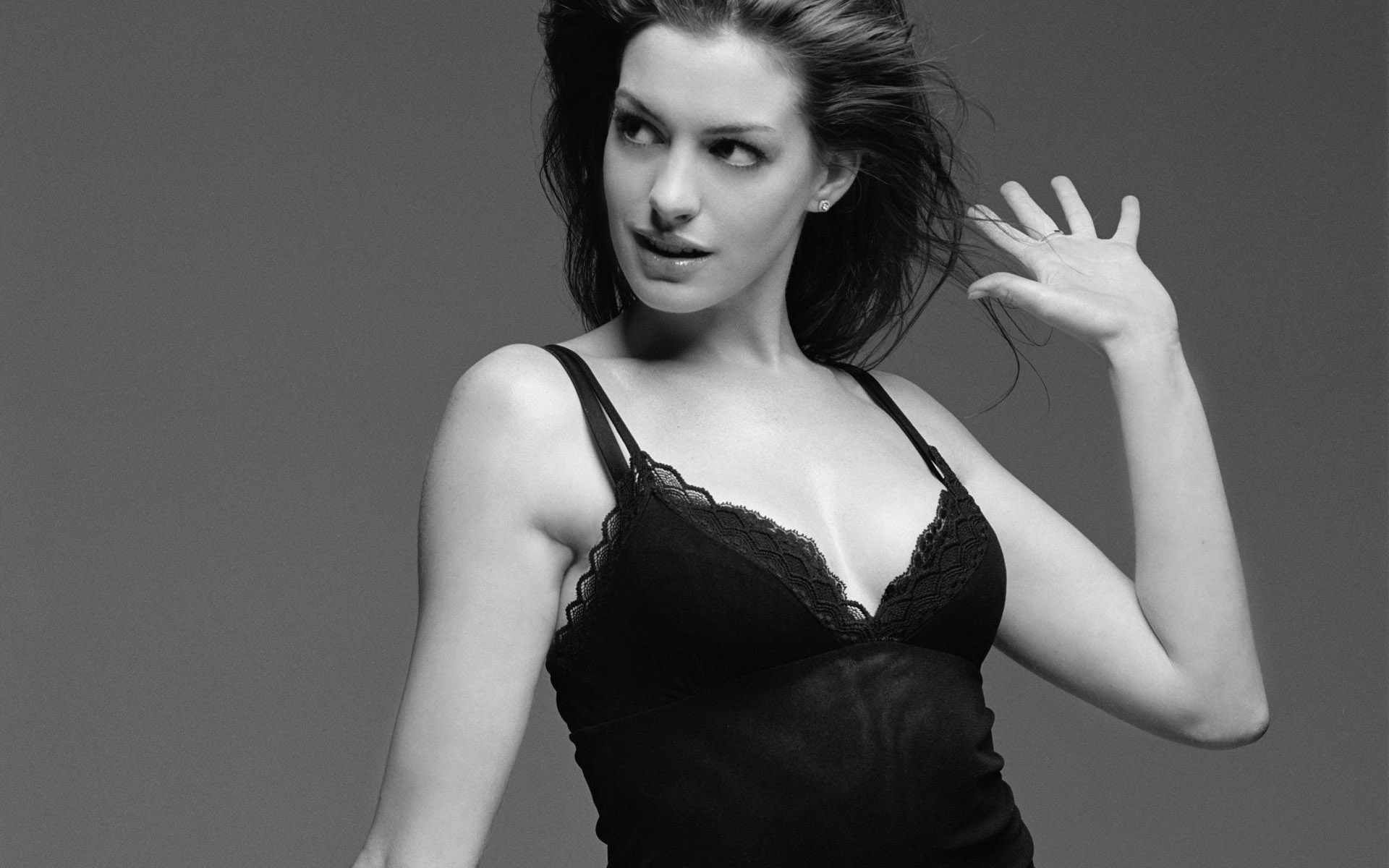 Anne Hathaway Black Dress Photoshoot - HD Wallpaper 
