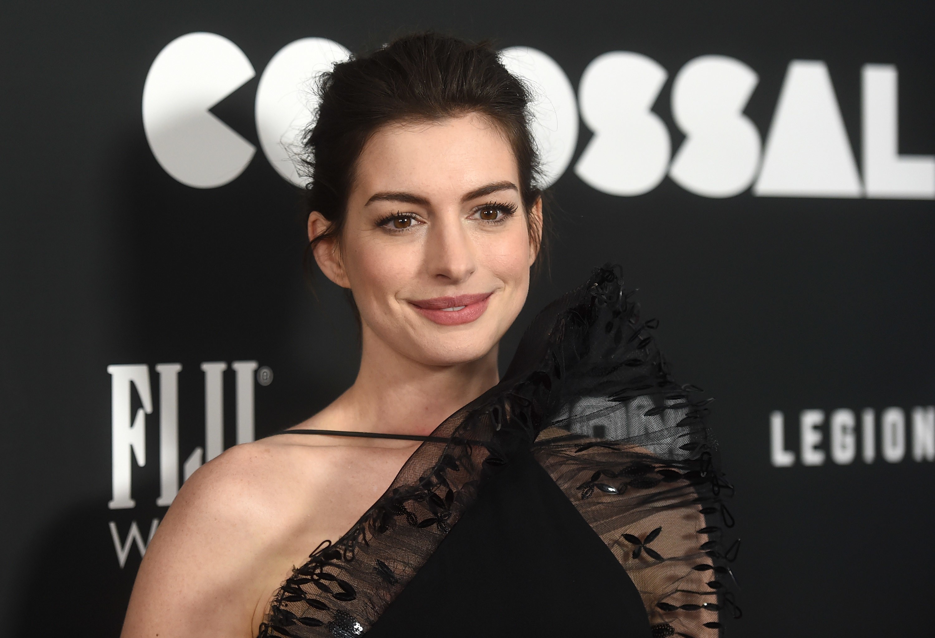 Beautiful Anne Hathaway In Black Dress Wallpapers - Hollywood - HD Wallpaper 