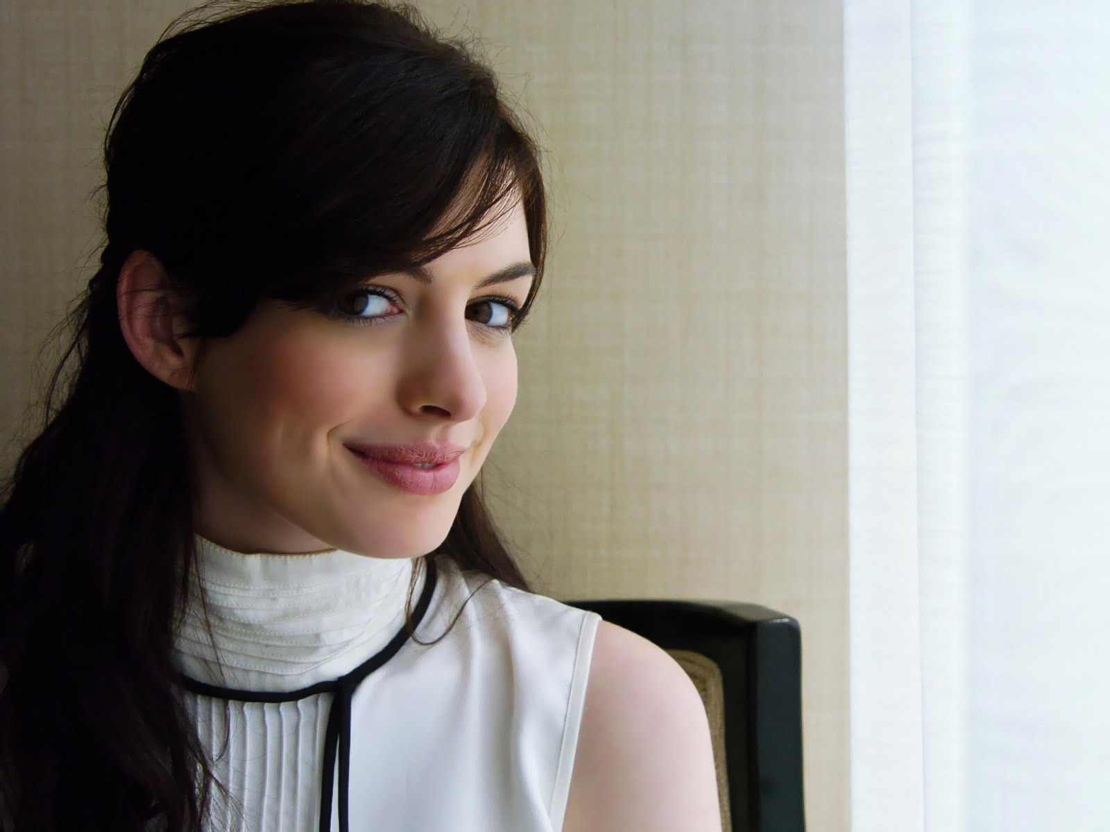 Anne Hathaway Cute For 1600 X 1200 Resolution - Anne Hathaway Photoshoot - HD Wallpaper 