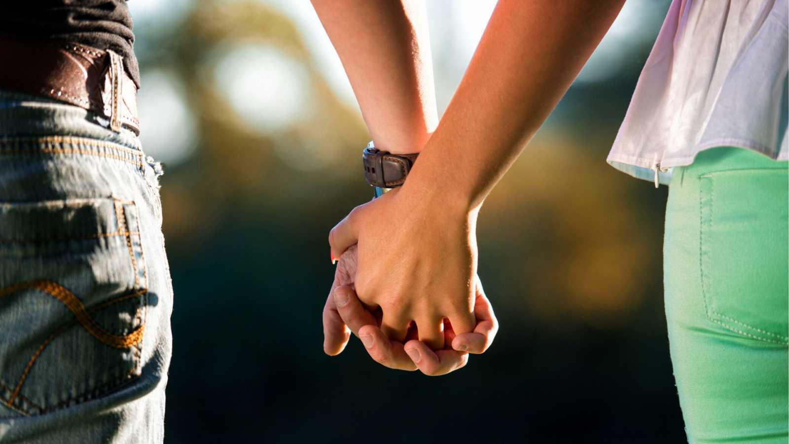 Male Female Holding Hands - HD Wallpaper 