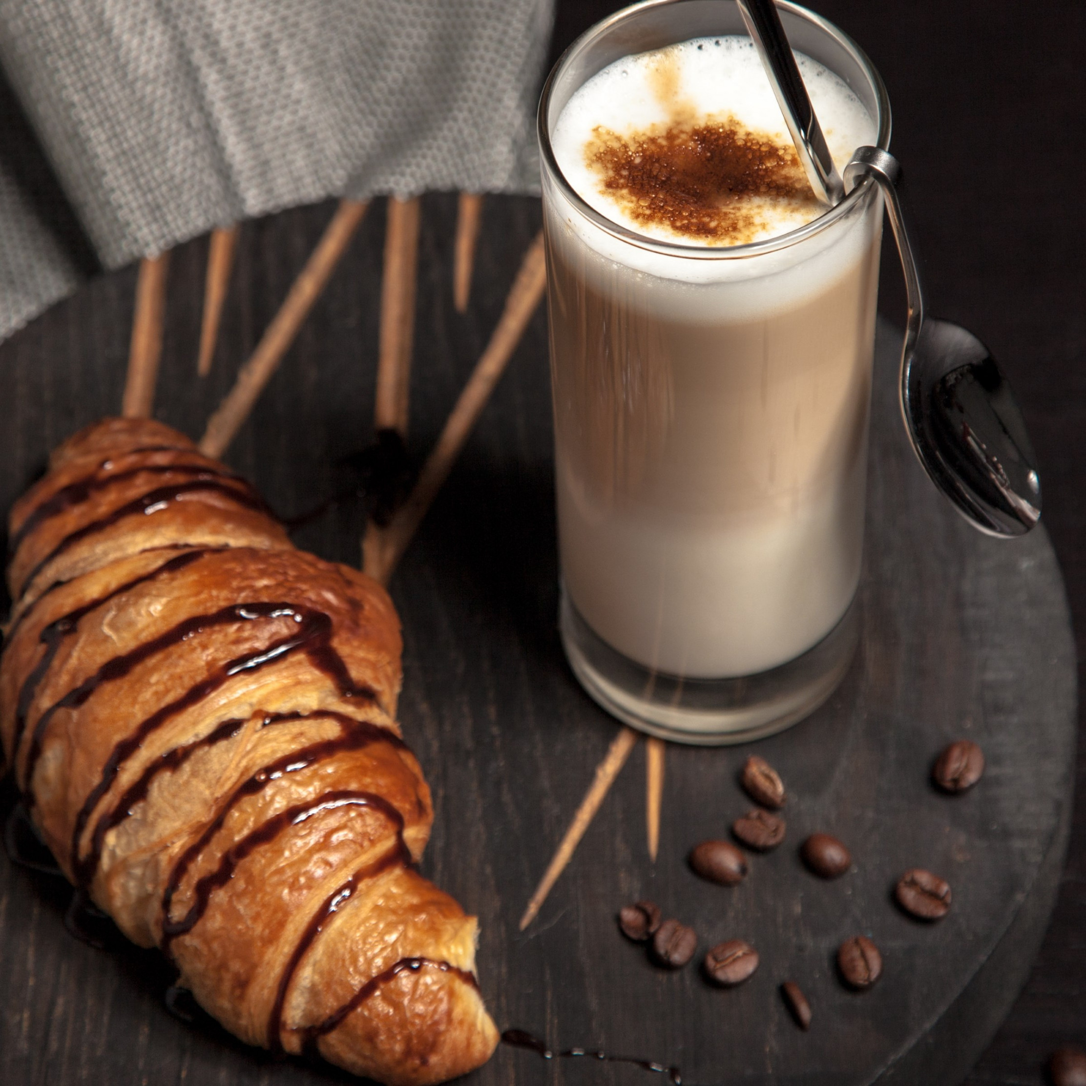 Cappuccino And Chocolate Croissant Wallpaper - Latte Macchiato Con Cornetto - HD Wallpaper 