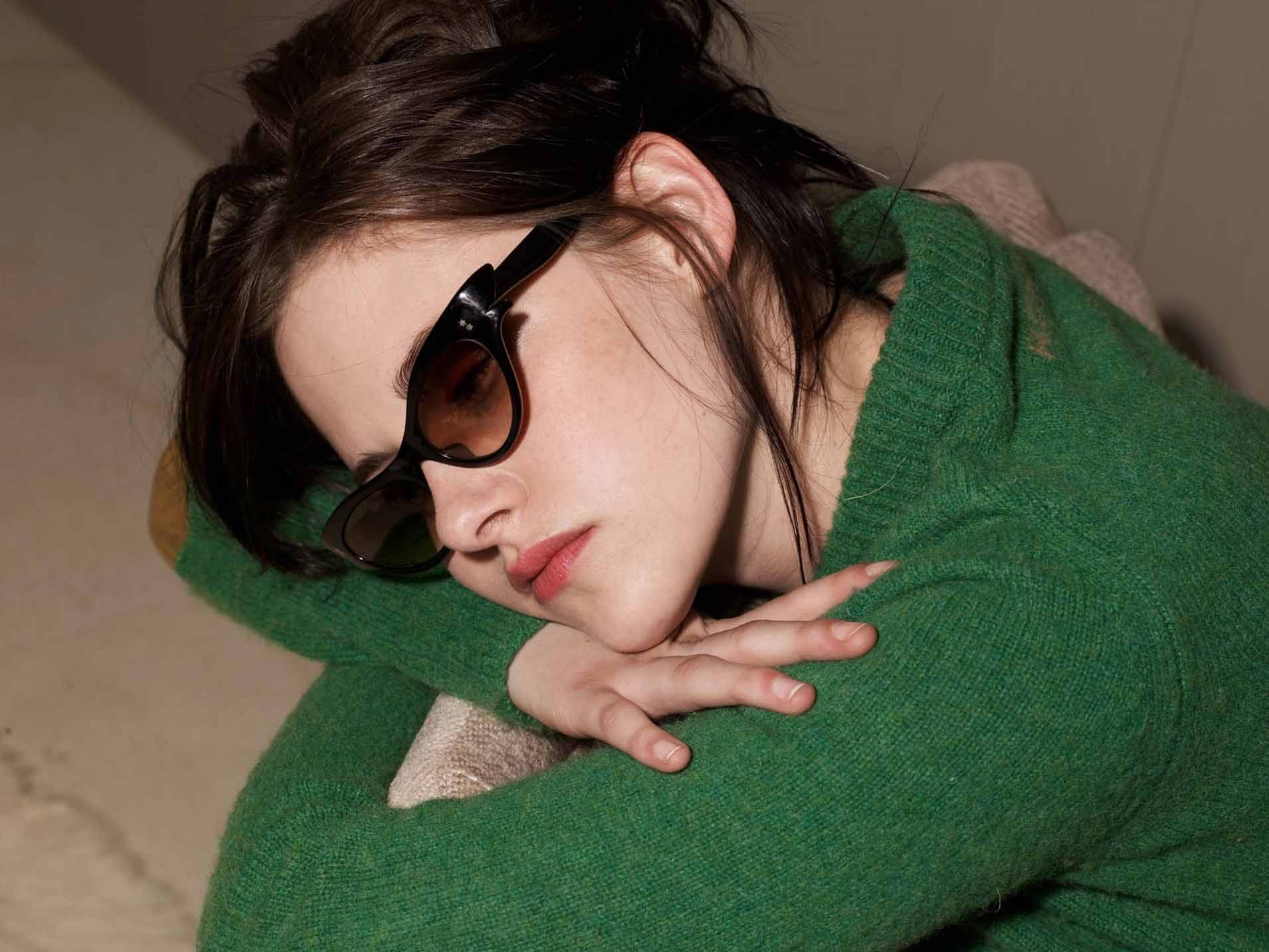 Kristen Stewart Waiting Someone With Goggles Wallpaper - Kristen Stewart Pics Hd - HD Wallpaper 