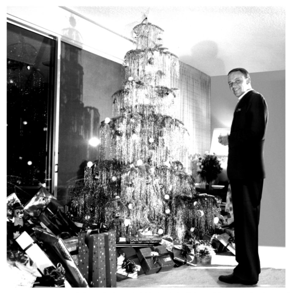 Frank Sinatras Christmas Legacy Celebrated By Daughters - Frank Sinatra During Christmas - HD Wallpaper 