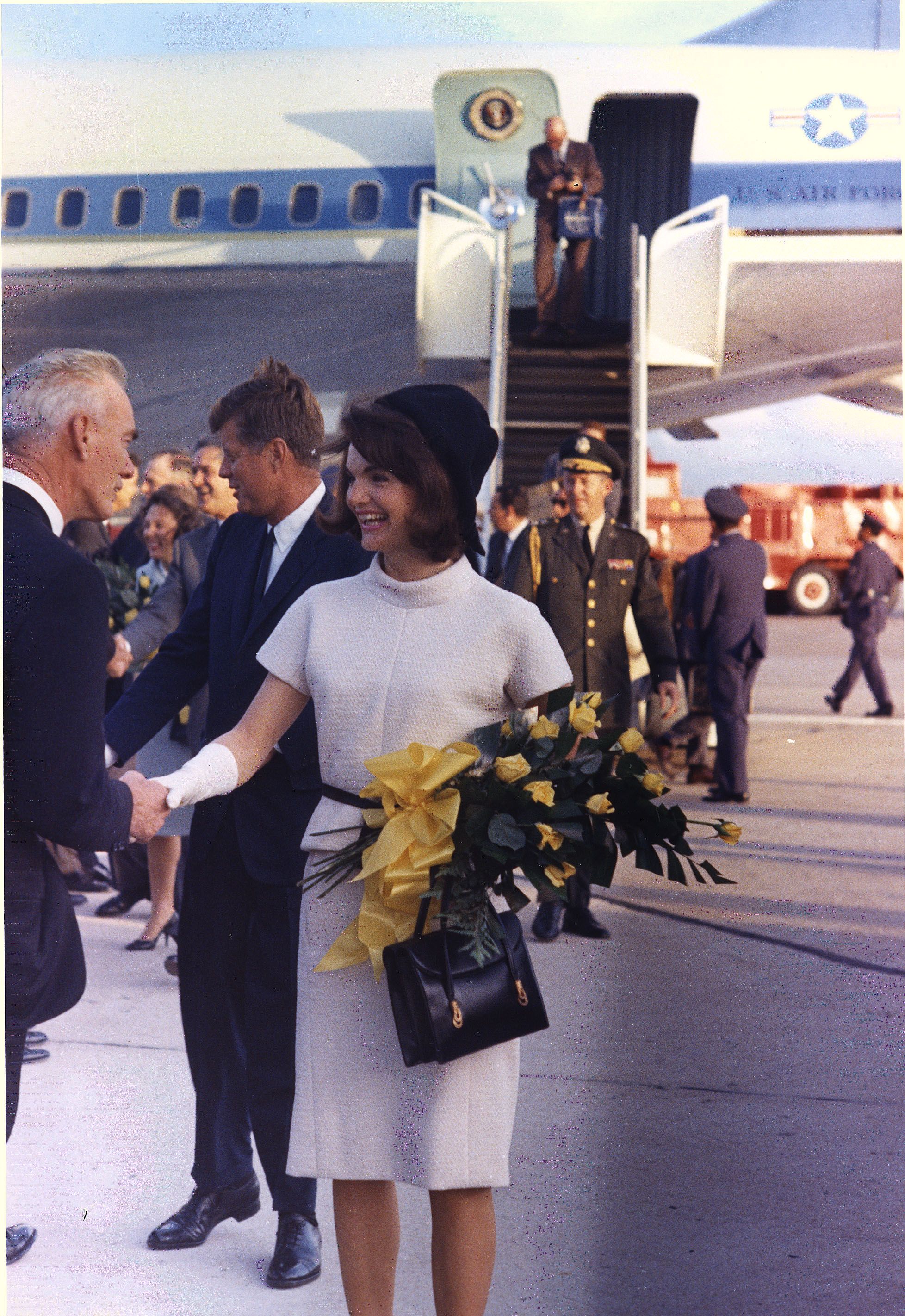 Jfk Arrival To Texas - Jackie Kennedy San Antonio - HD Wallpaper 