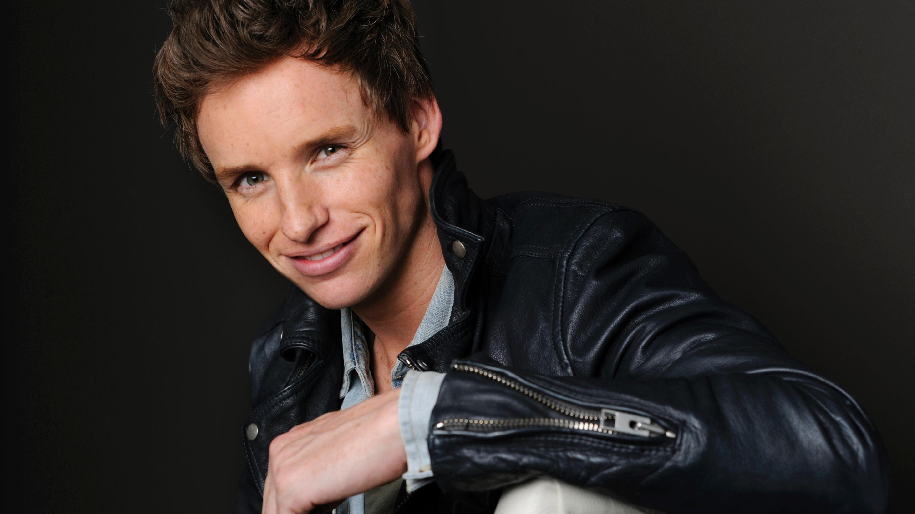 Eddie Redmayne Black Background - HD Wallpaper 