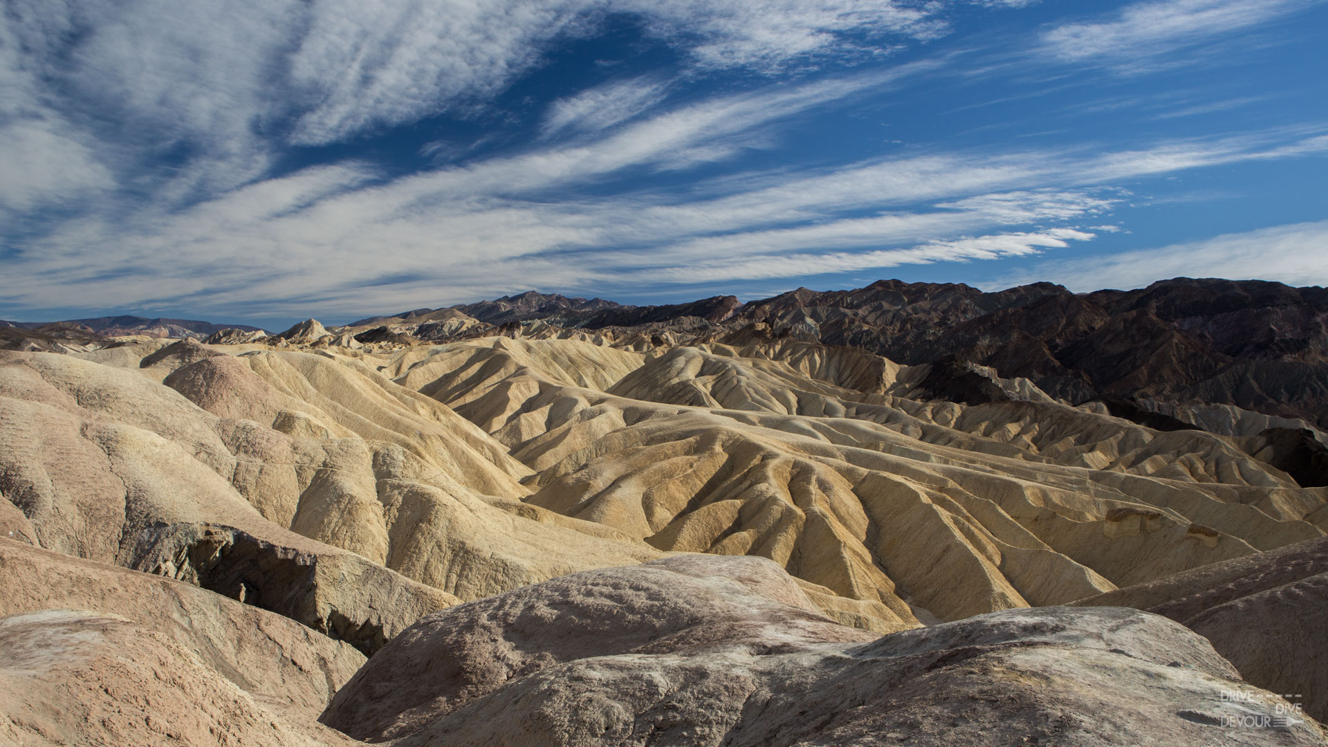 Death Valley Badlands - Death Valley National Park, Zabriskie Point - HD Wallpaper 
