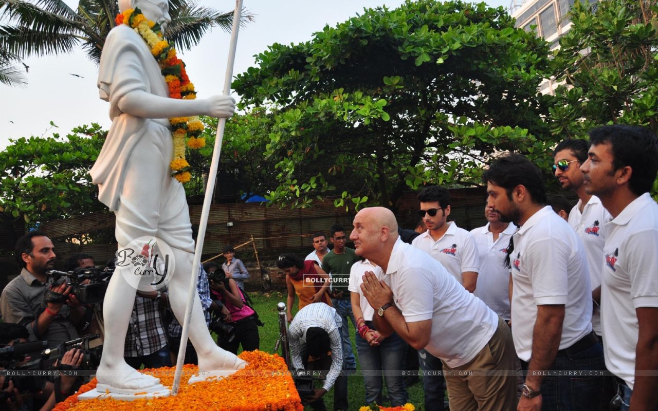 Ekkees Toppon Ki Saalami Team Felicitates Mahatma Gandhi - Ritual - HD Wallpaper 
