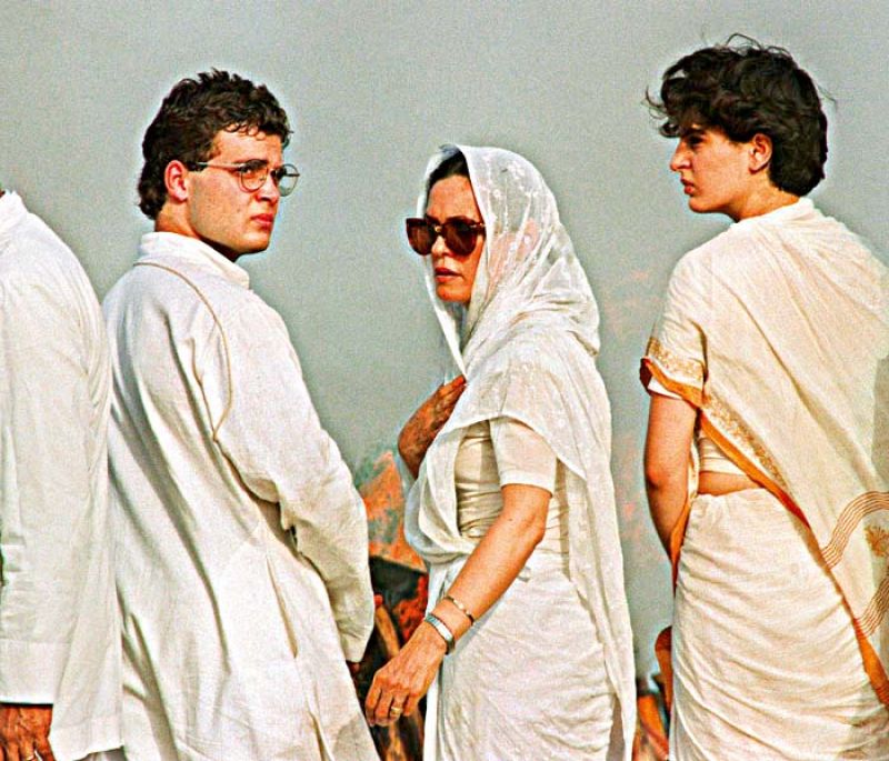 Sonia Gandhi, Rahul And Priyanka At Rajiv’s Funeral - Sonia Gandhi At Rajiv Gandhi Funeral - HD Wallpaper 