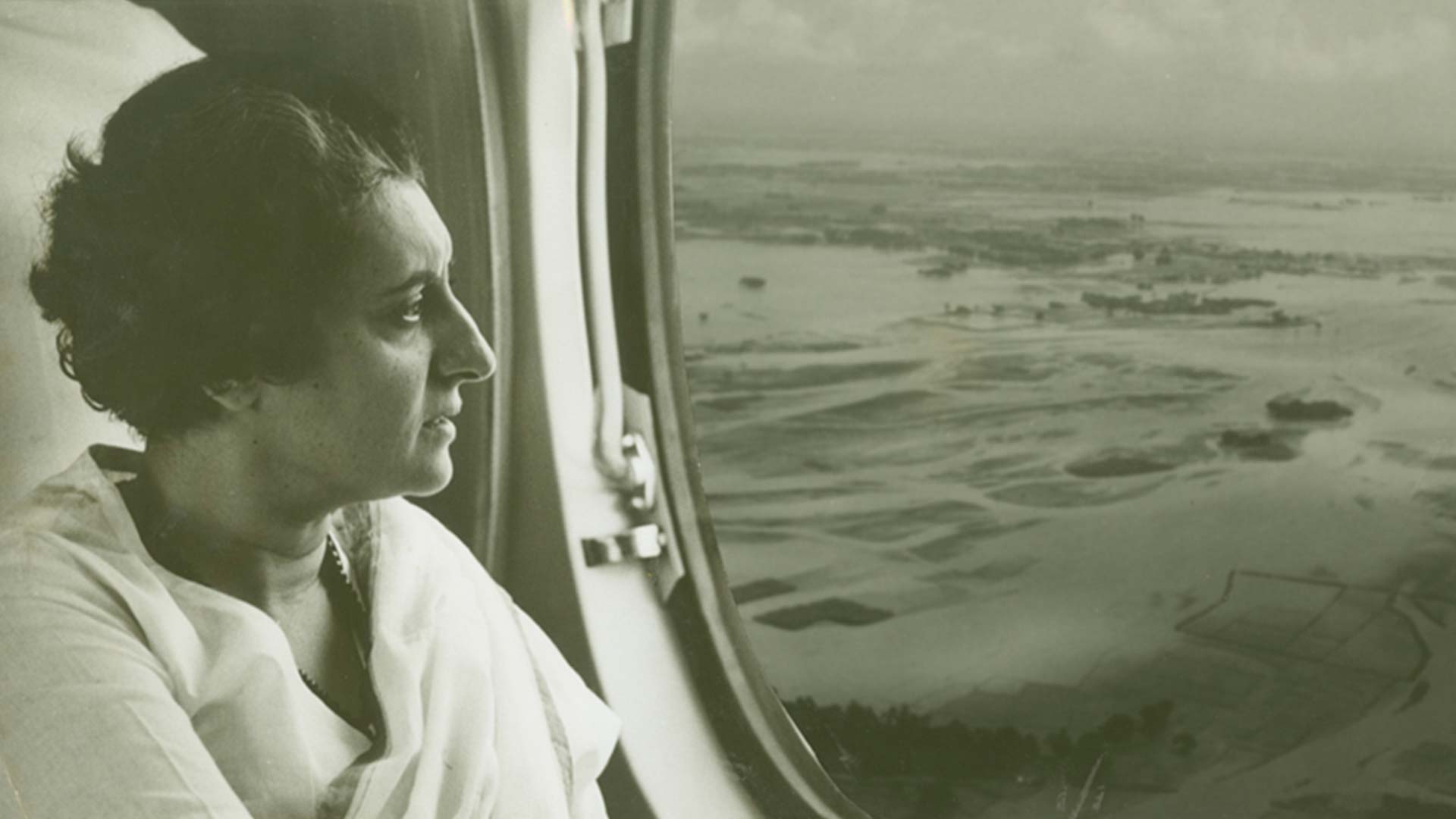Indira Gandhi In Plane - HD Wallpaper 