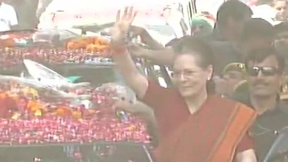 Upa Chairperson Sonia Gandhi Waves During Her Roadshow - Sonia Gandhi Nomination - HD Wallpaper 