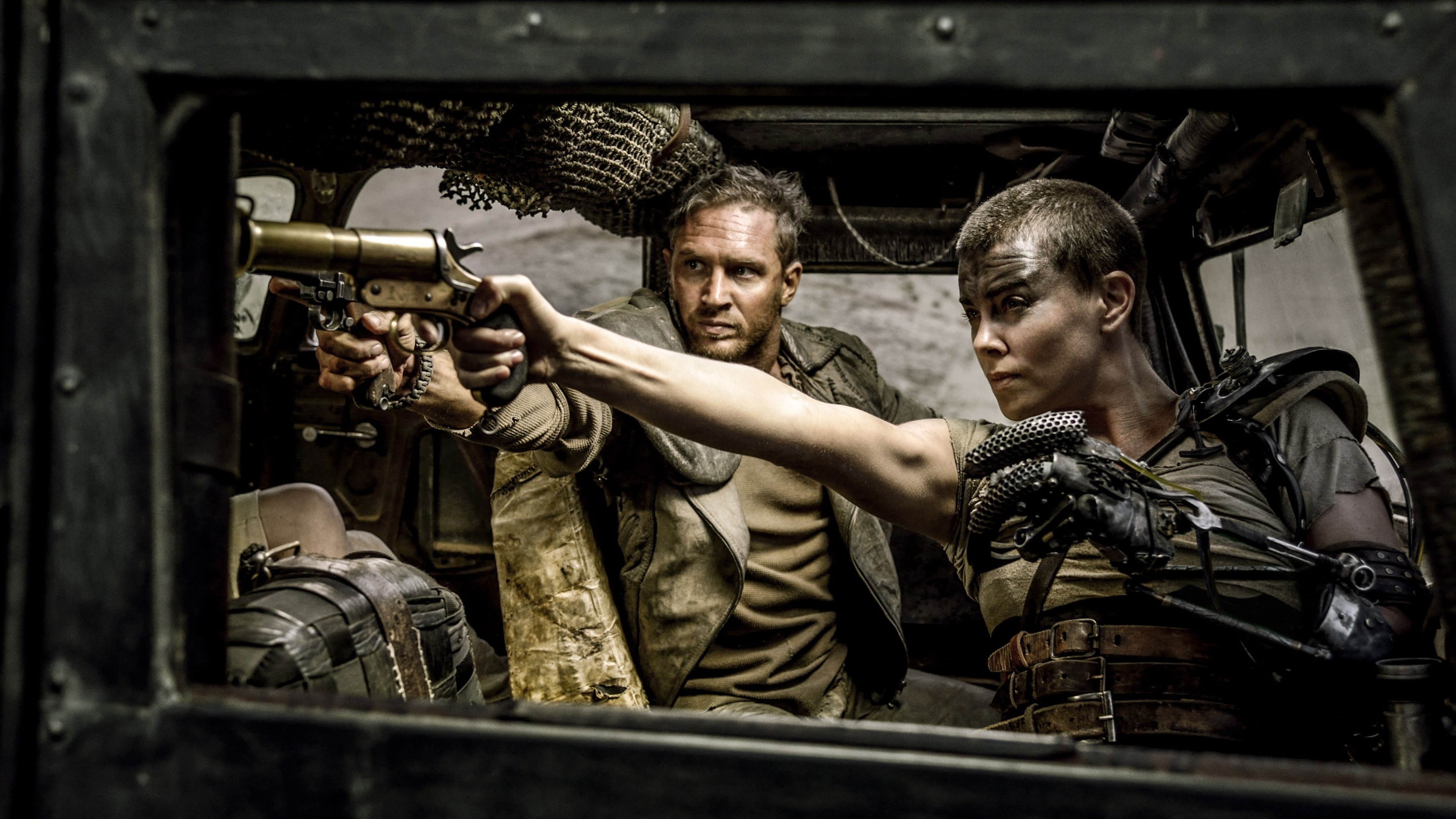 Tom And Charlize Mad Max Fury Road - Mad Max Fury Road Furiosa And Max - HD Wallpaper 