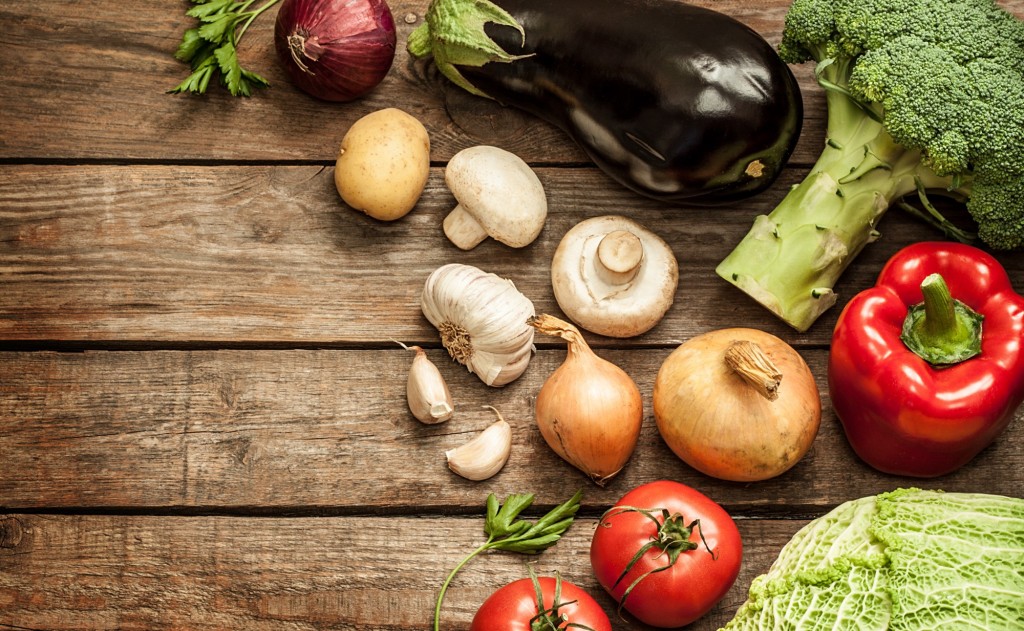 Vegetables On Wooden Background - HD Wallpaper 