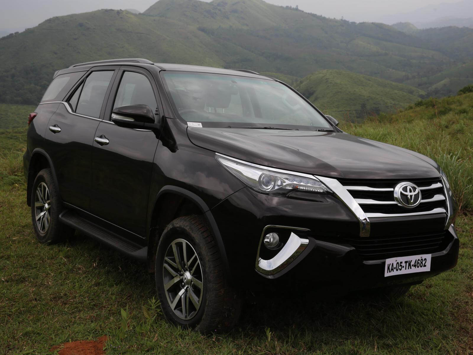 Fortuner Car Photo Hd - HD Wallpaper 