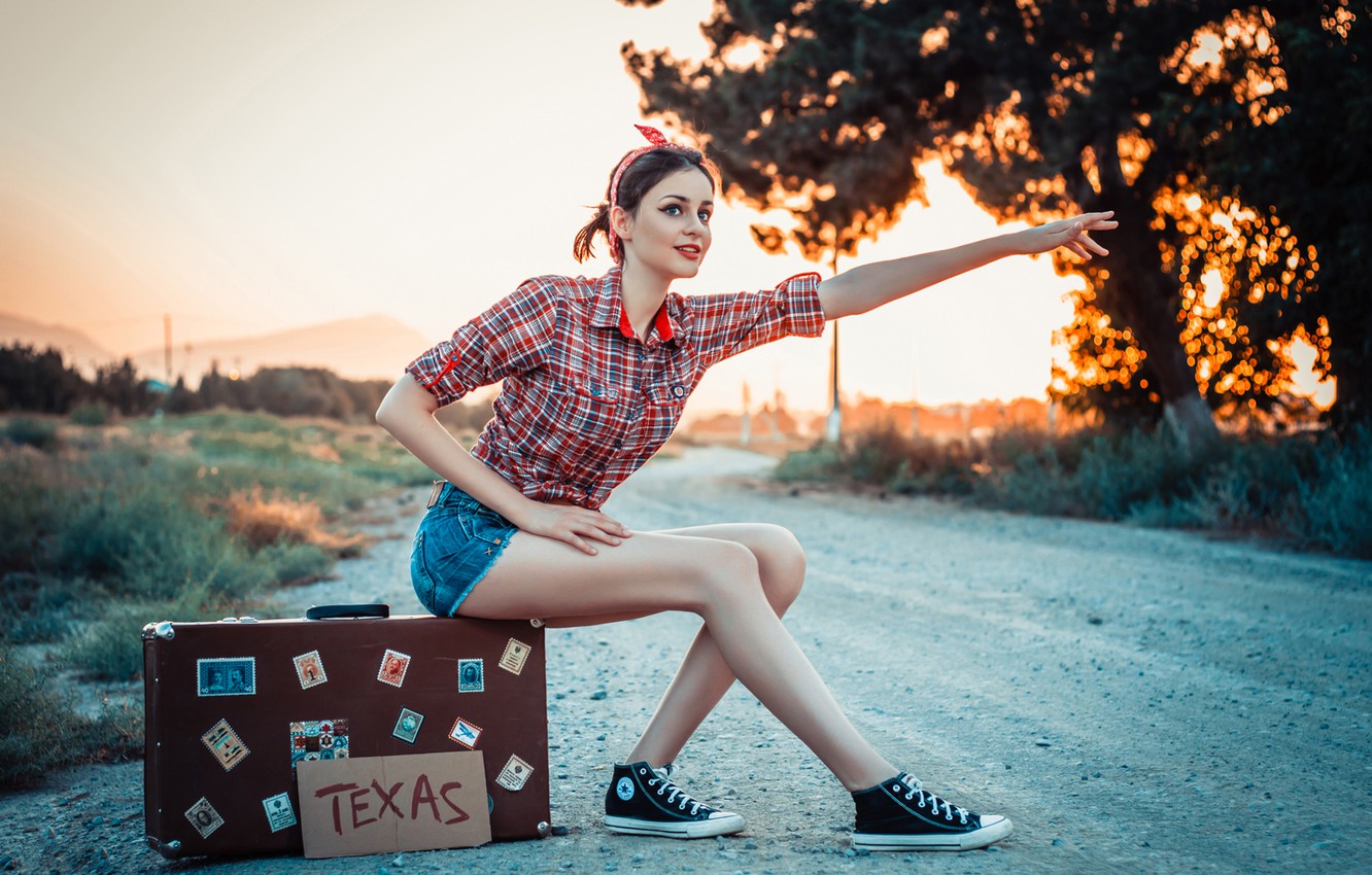 Photo Wallpaper Road, Girl, Retro, Suitcase, Pin Up - Девушка Голосует На Дороге - HD Wallpaper 