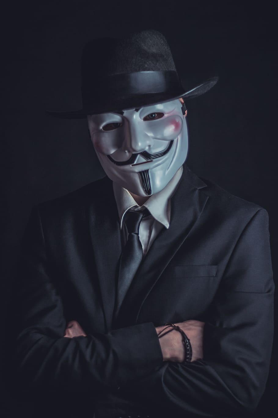 Man Wearing Black Suit Jacket And Guy Fawkes Guy, V - Darte To Hum Kisi Ke Baap Se Nahi Quotes - HD Wallpaper 