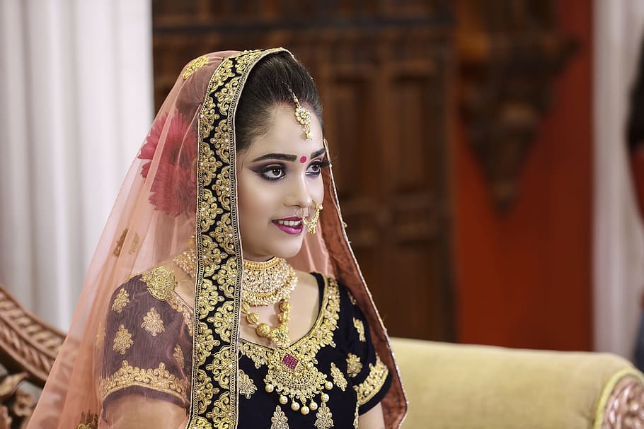 Woman Wearing Black And Gold Sari, Beautiful, Bride, - Simple Indian Bride Makeup Look - HD Wallpaper 