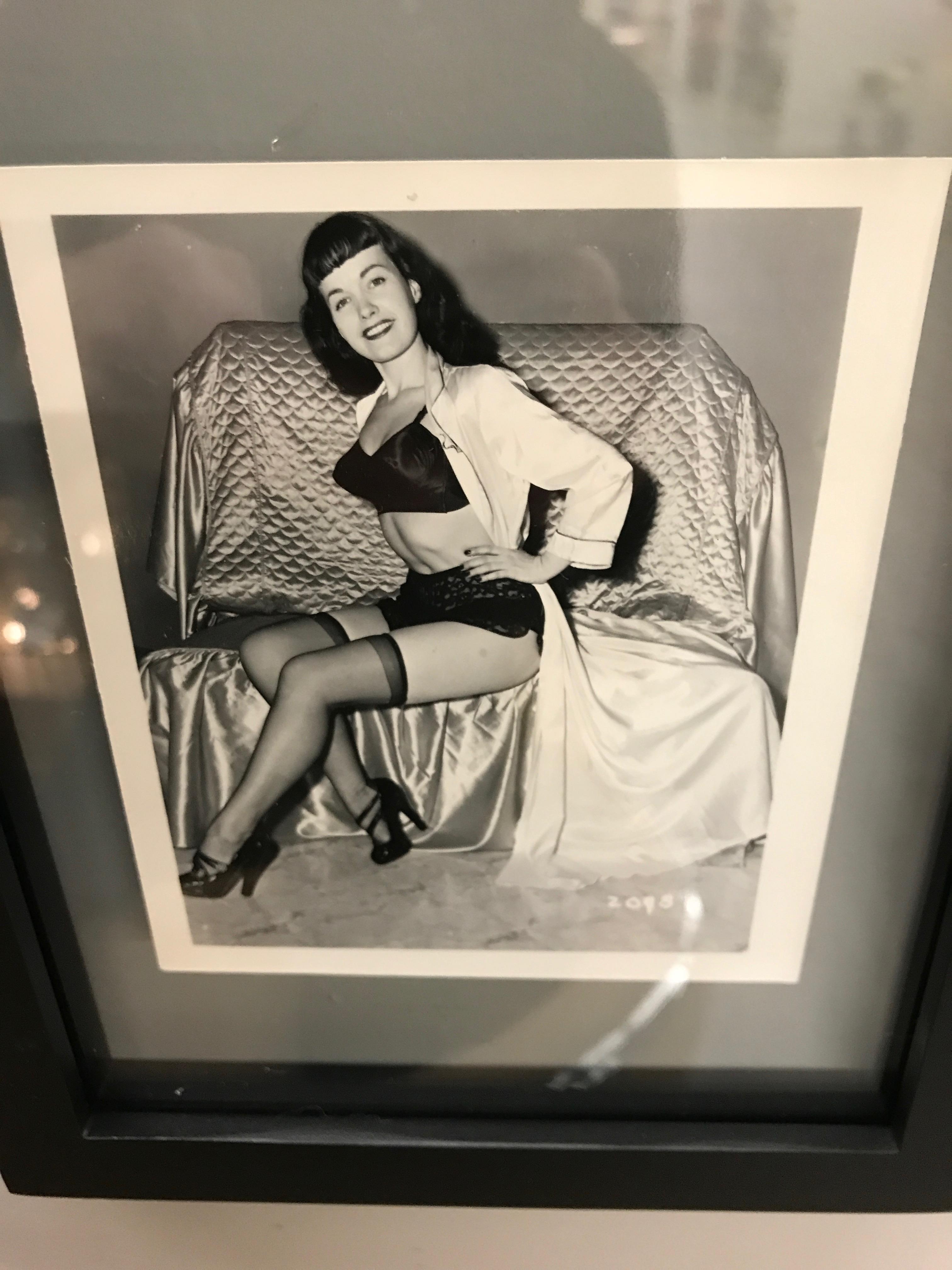 Bettie Page Art Wallpaper - Picture Frame - HD Wallpaper 