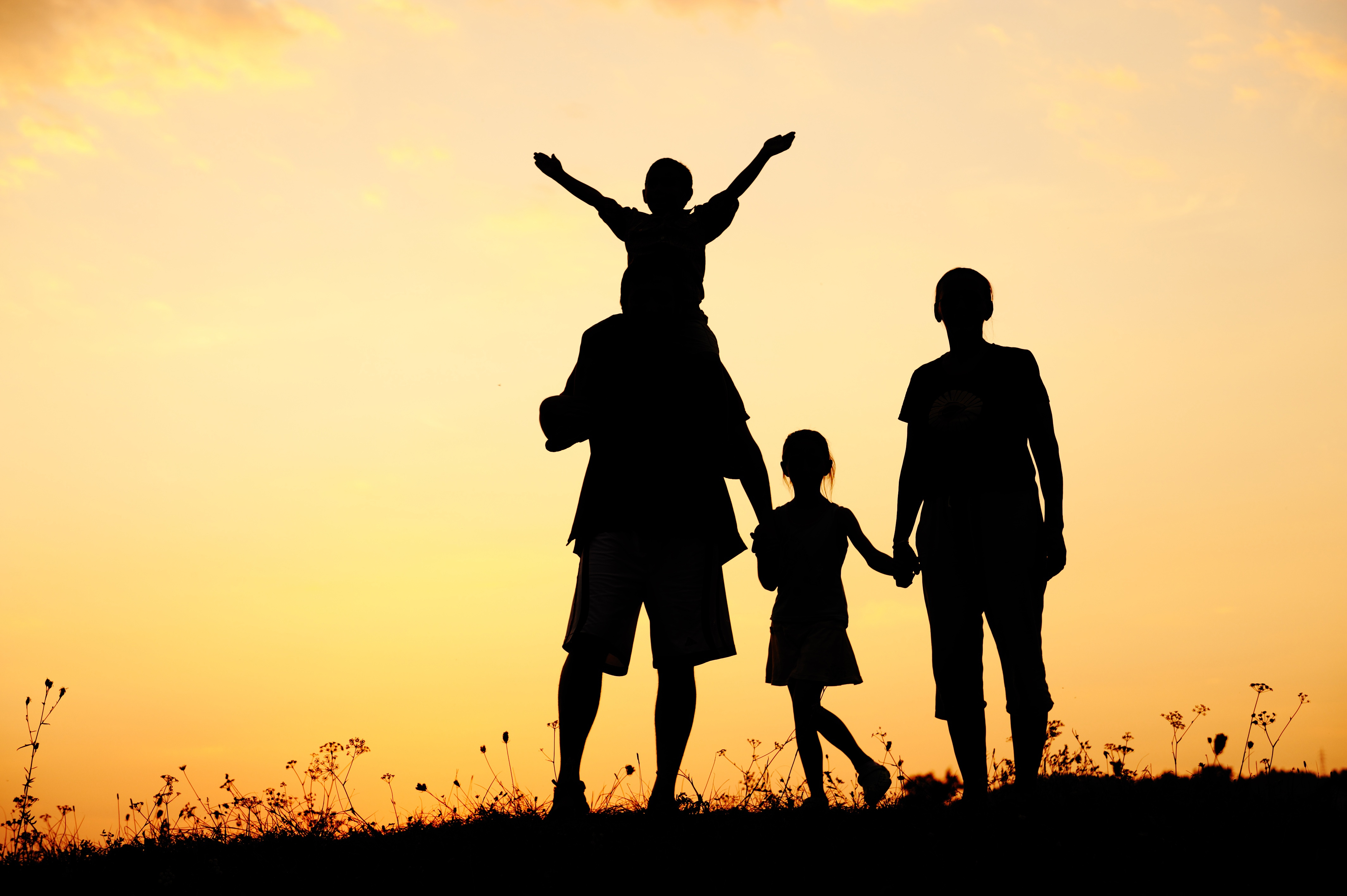 Family Of Four At Sunset - Relationship With Parents - HD Wallpaper 